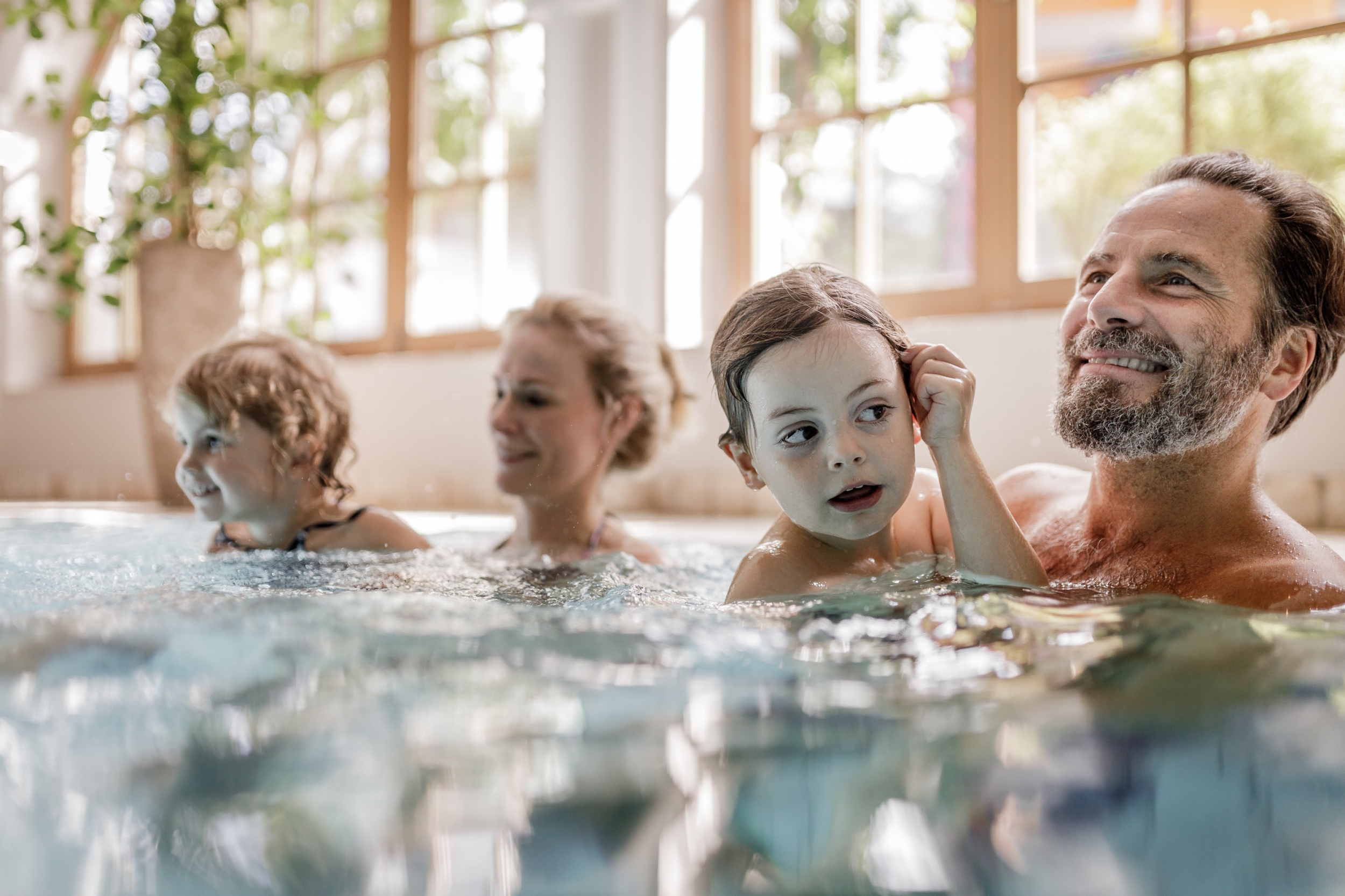 Schwimmen mit der Familie im Familienhotel Das Central in Sölden