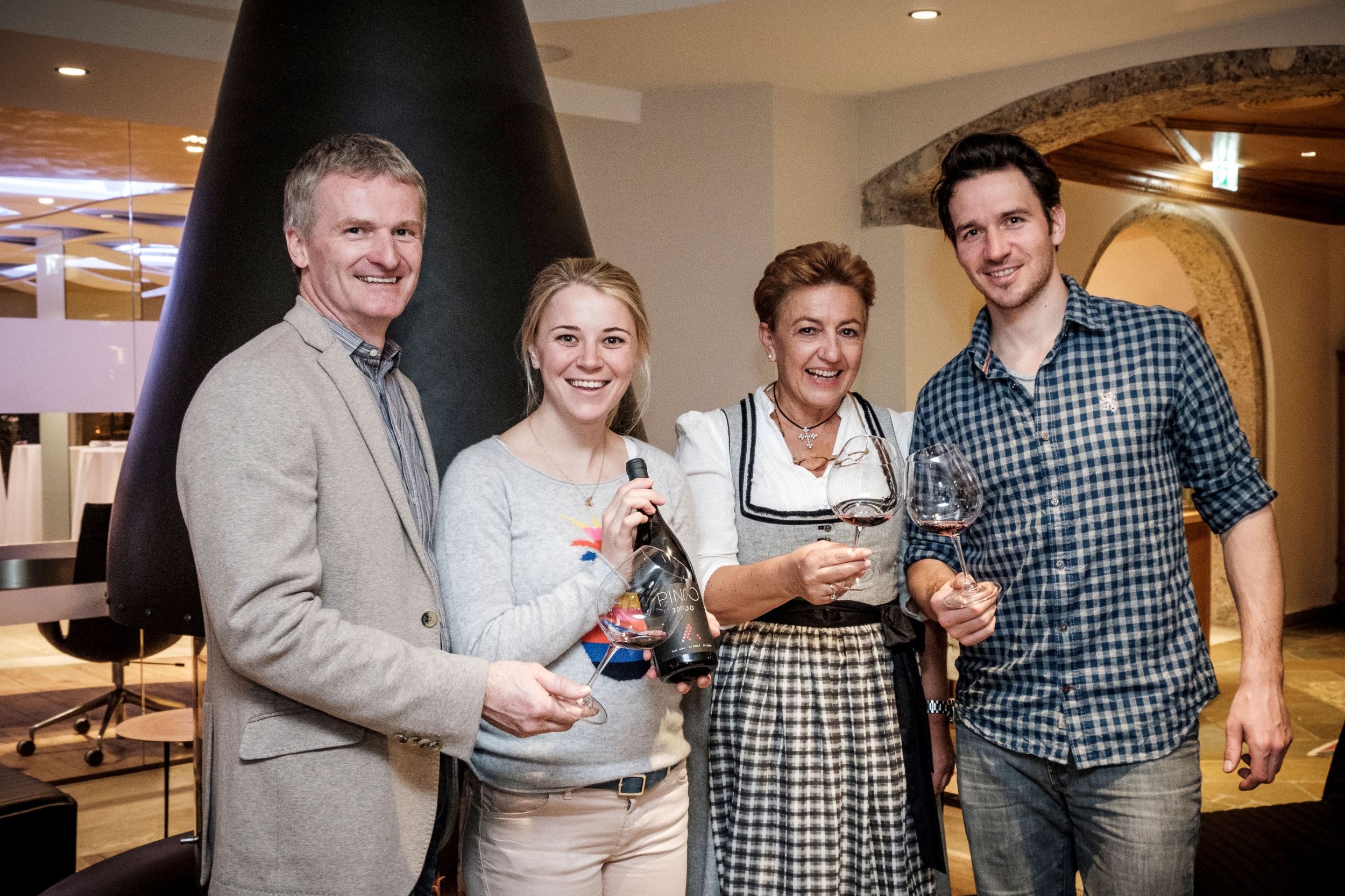 Miriam und Felix Neureuther, Winzer Paul Achs, Angelika Falkner vom Hotel Das Central in Sölden