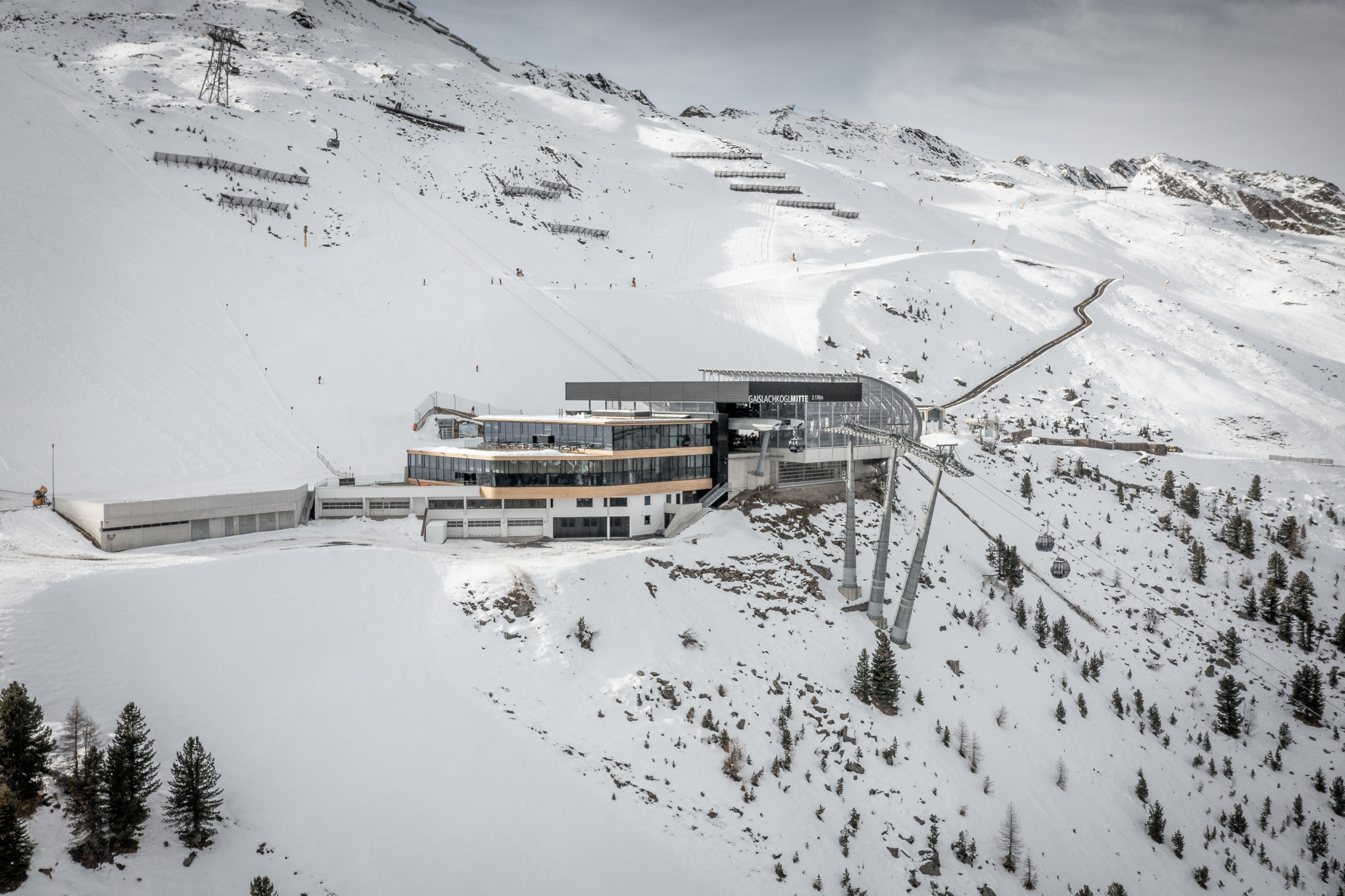 Falcon Restaurants an der Mittelstation Gaislachkogl im Skigebiet von Sölden Falcon Restaurants an der Mittelstation Gaislachkogl im Skigebiet von Sölden