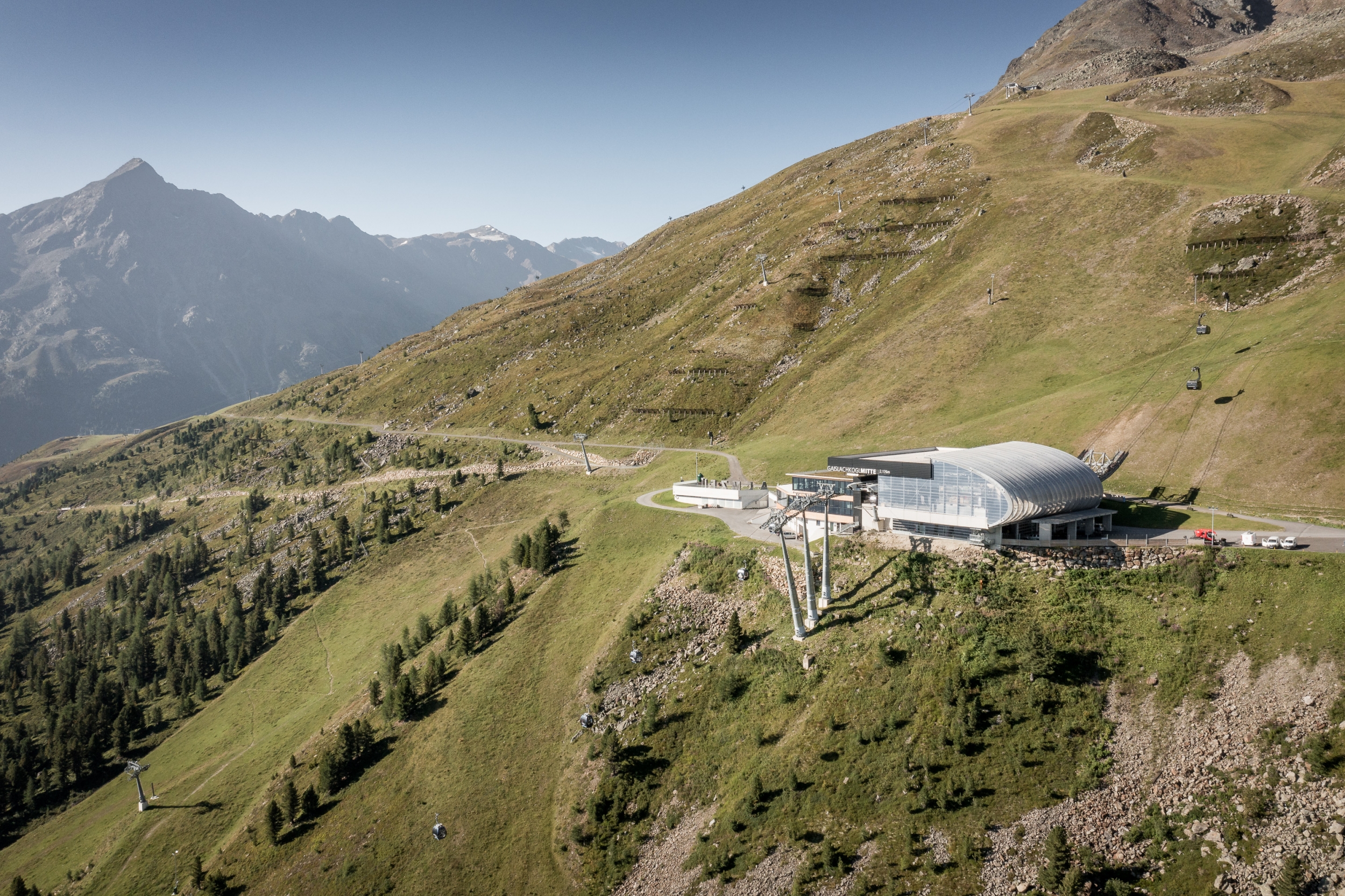 Außenansicht Falcon an der Gaislachkogl Mittelstation im Sommer Außenansicht Falcon an der Gaislachkogl Mittelstation im Sommer