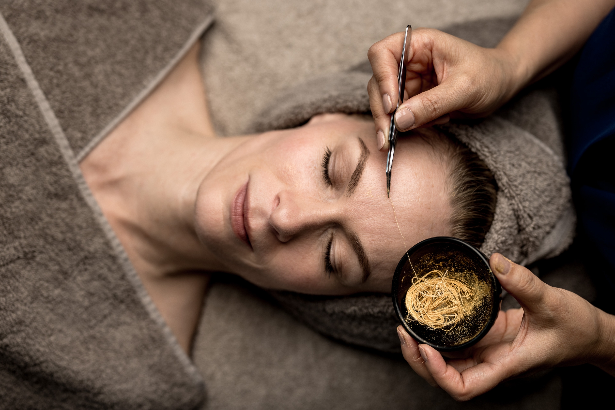 Gesichtsbehandlung mit Goldfäden - Summit Beauty & Massage im Hotel Das Central in Sölden
