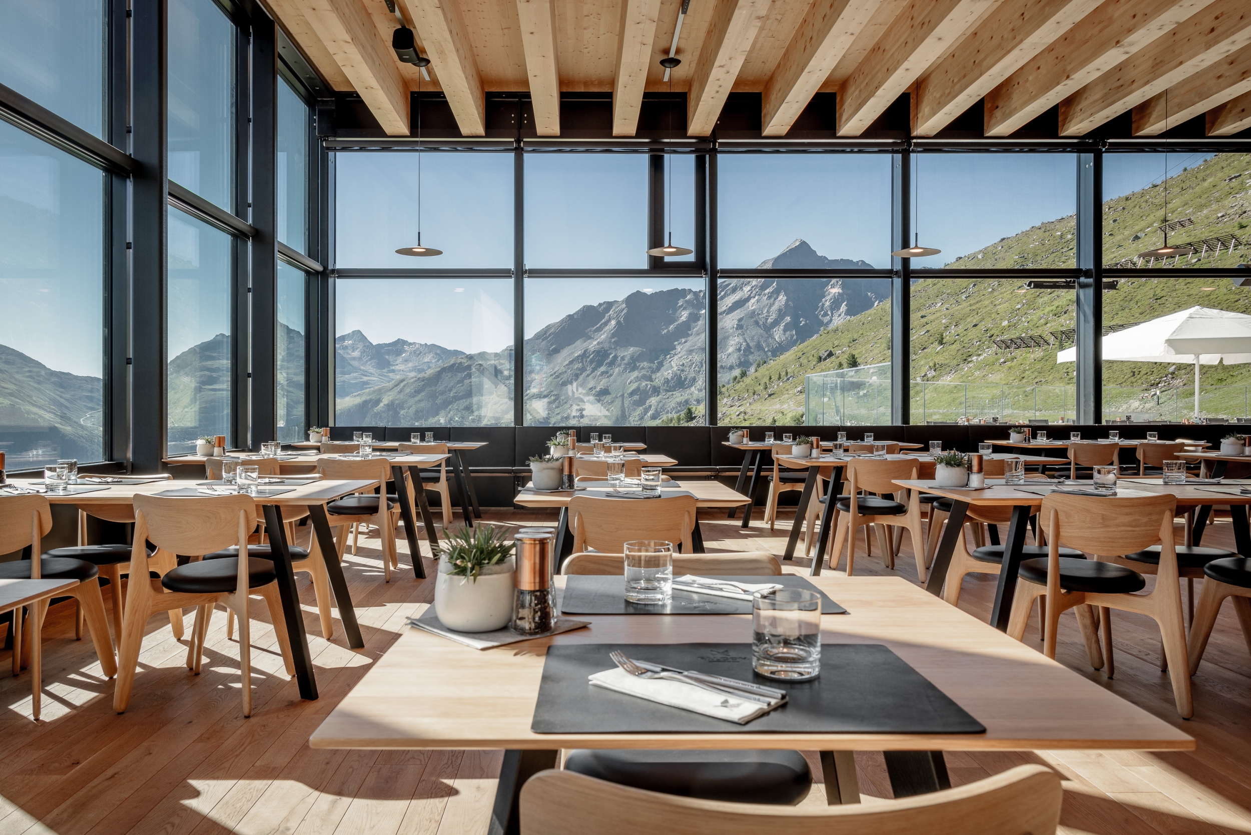 Falcon Restaurant im Sommer mit Ausblick Oetztaler Bergwelt
