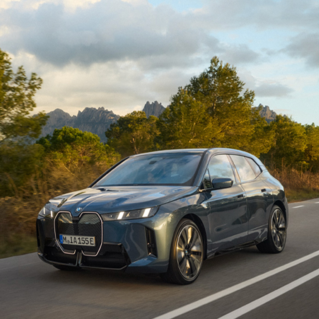 Erleben Sie den BMW iX xDrive45 während Ihres Aufenthalts im Das Central bei einer kostenlosen Probefahrt durch die beeindruckende Bergwelt des Ötztals