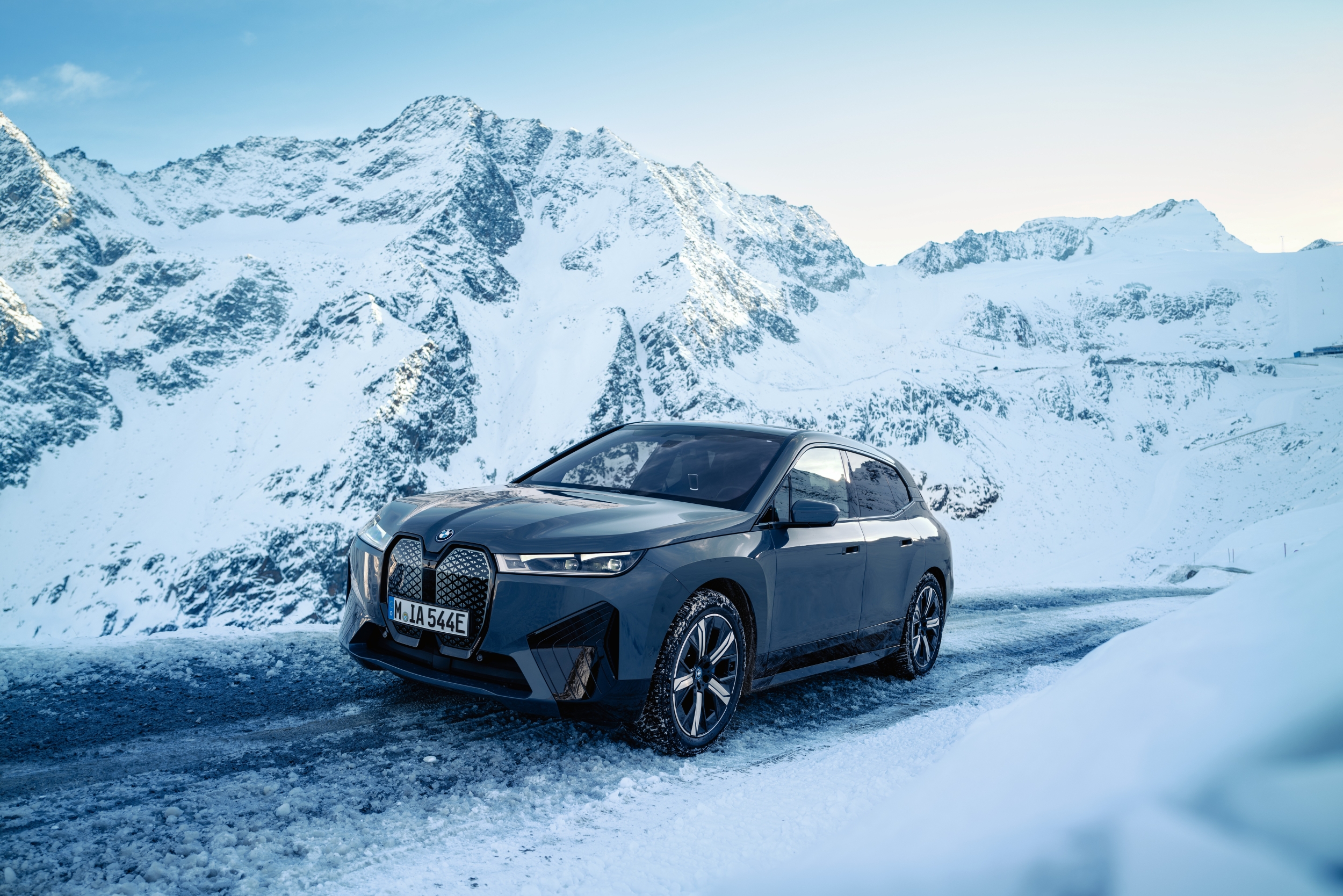 Vollelektrischer BMW iX xDrive45 auf verschneiter Gletscherstraße in Sölden Vollelektrischer BMW iX xDrive45 auf verschneiter Gletscherstraße in Sölden