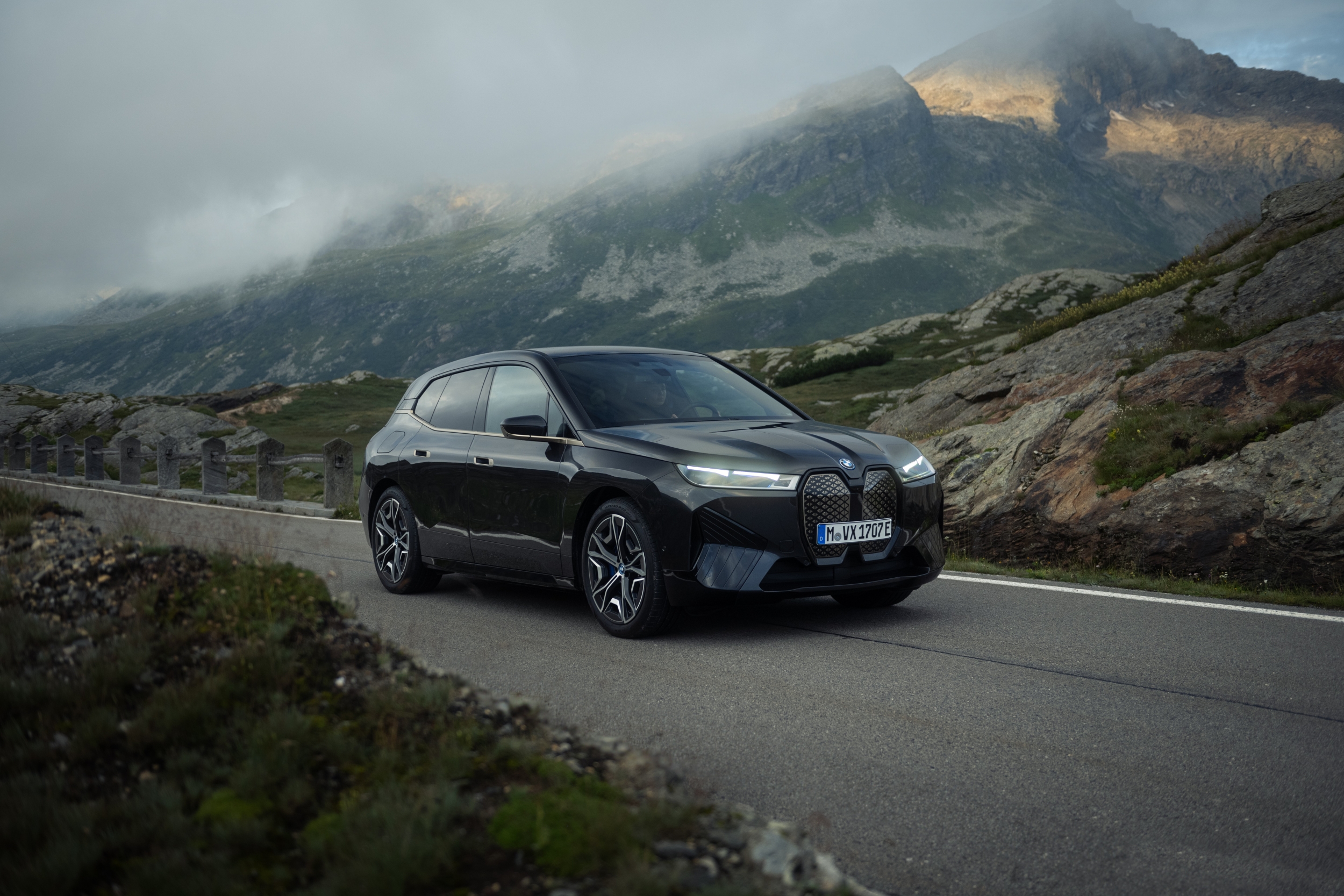 Als Gast im Das Central erleben Sie den BMW iX xDrive45 kostenlos auf den schönsten Straßen des Ötztals und genießen pure Freude am Fahren