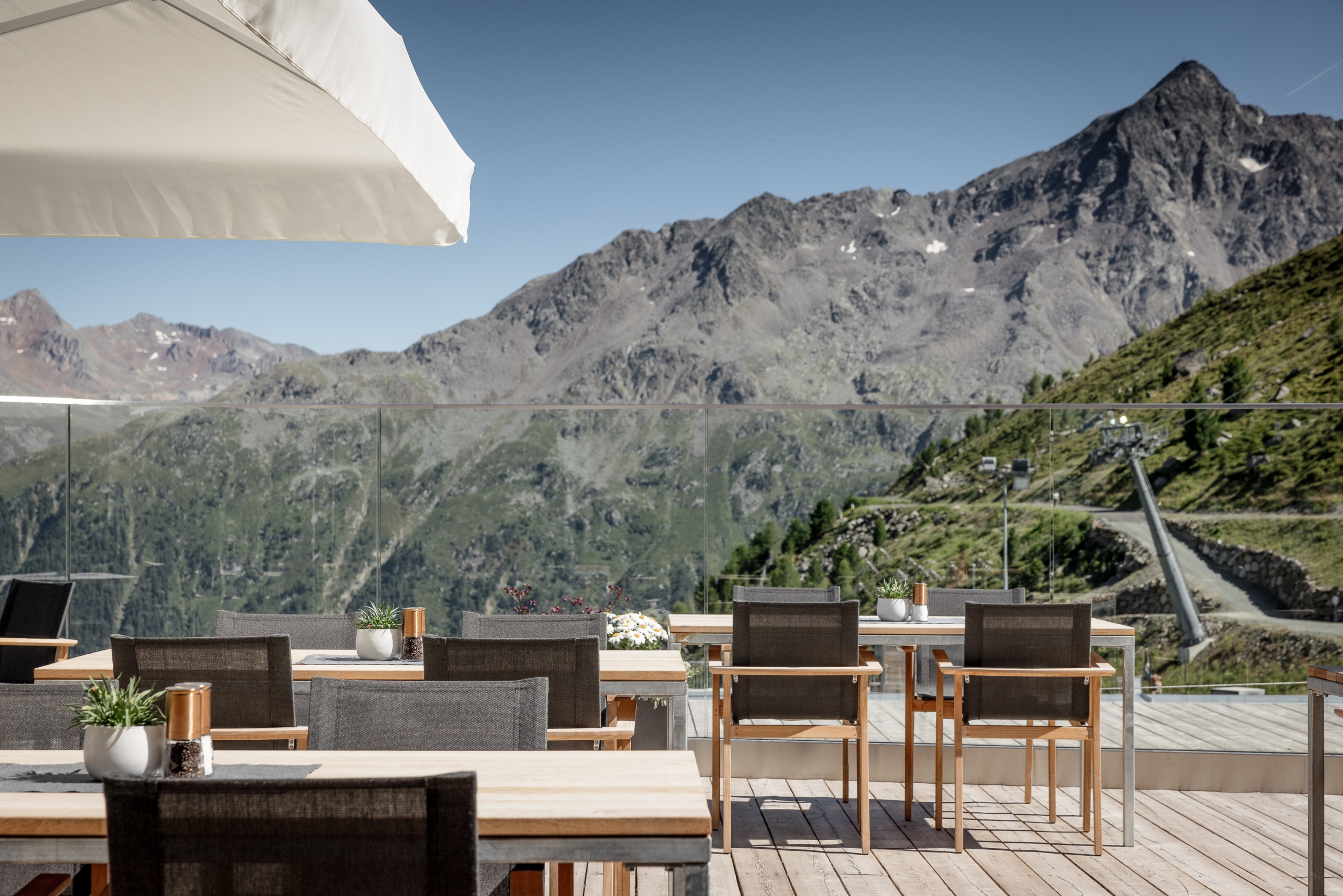 Terrasse des Falcon Restaurants im Sommer