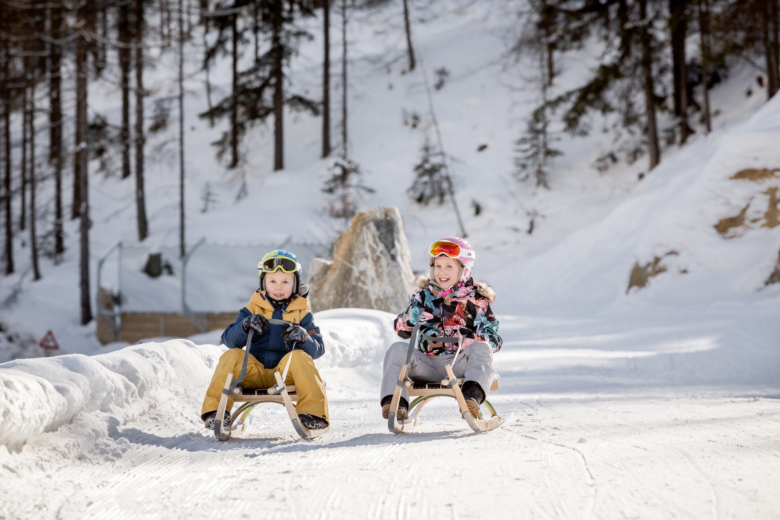 Kinder beim Rodeln auf der Familien Rodelbahn in Sölden