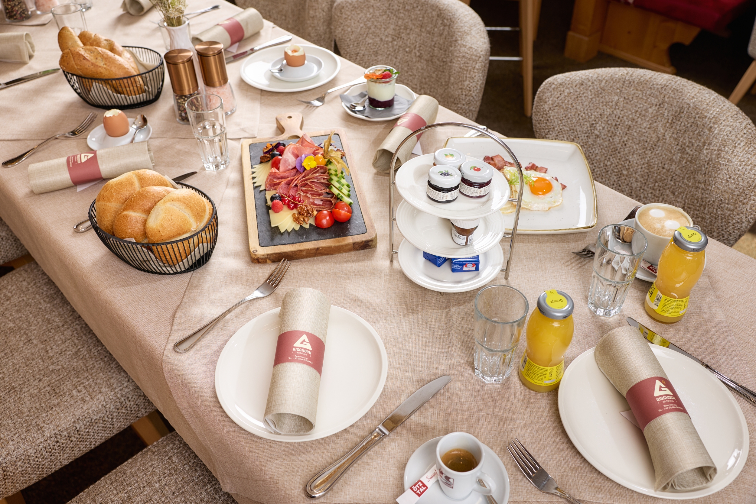 Frühstück im À-la-Carte-Restaurant Wirtshaus am Giggijoch in Sölden, Tirol