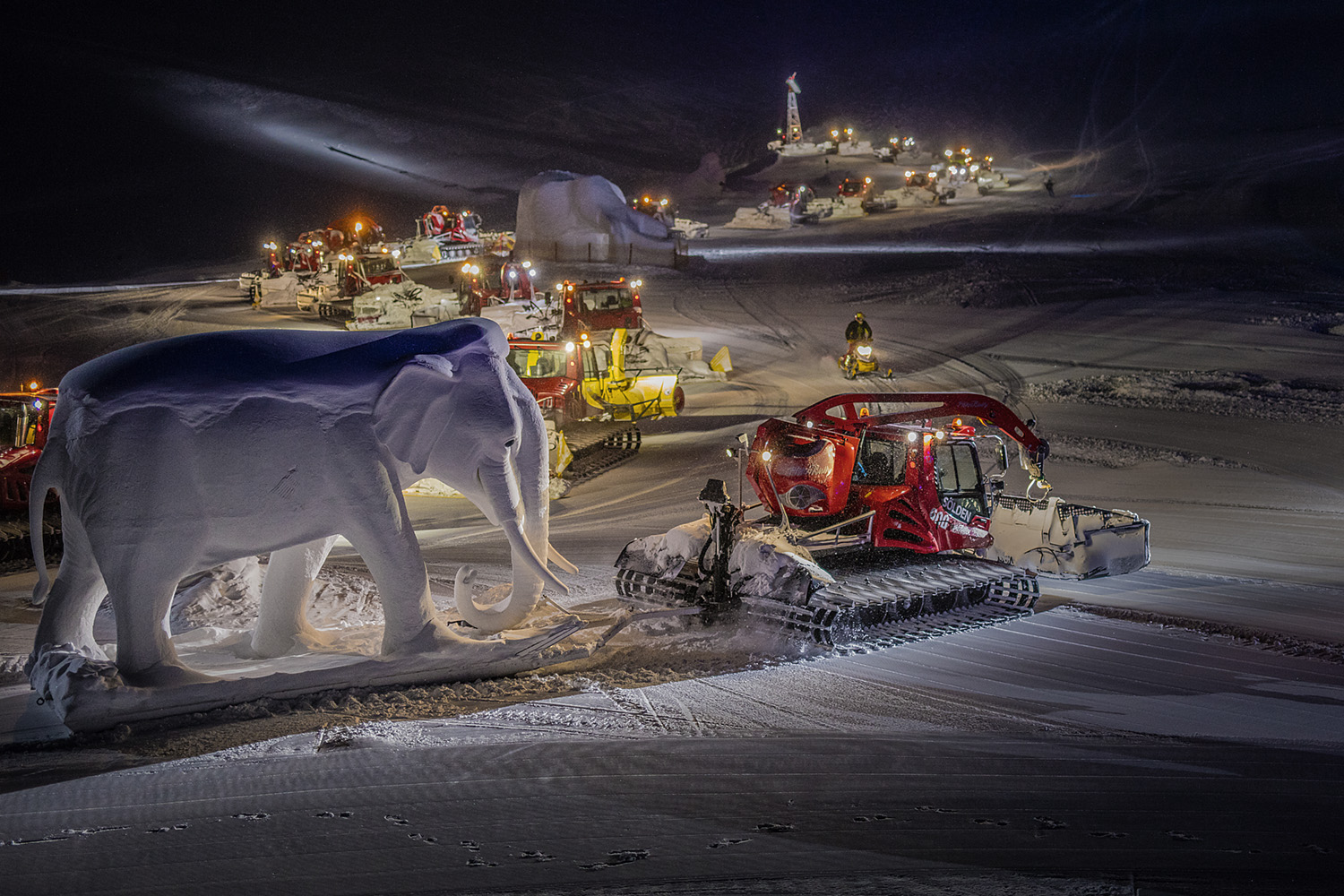 Schnee-Elefant und Pistenbully bei Hannibal am Rettenbachgletscher