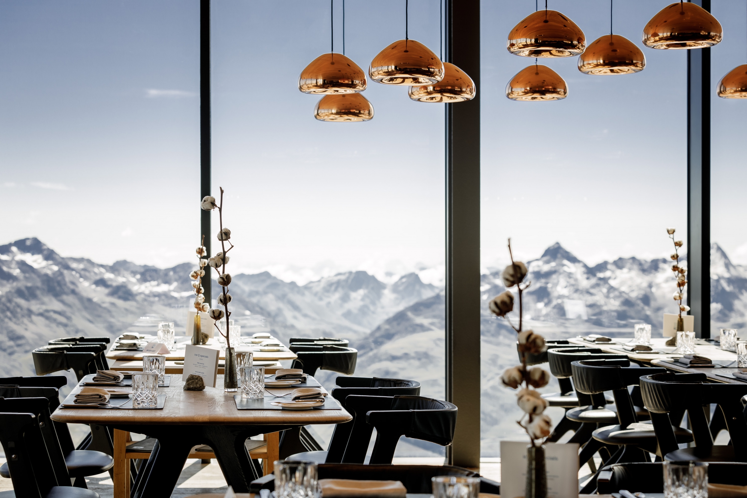 Gourmetrestaurant ice Q mit Aussicht auf die Berge im Sommer