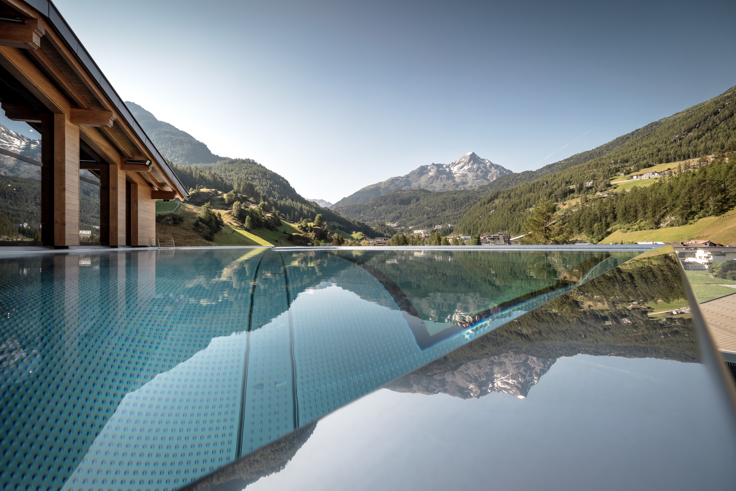 Summit Infinity-Pool im Sommer im Hotel Das Central in Sölden, Tirol Summit Infinity-Pool im Sommer im Hotel Das Central in Sölden, Tirol
