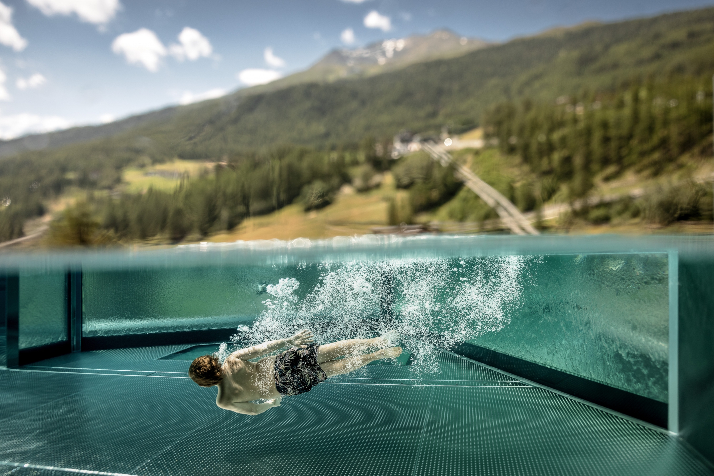Summit Infinity-Pool, Sprung in den Pool im Sommer Summit Infinity-Pool, Sprung in den Pool im Sommer
