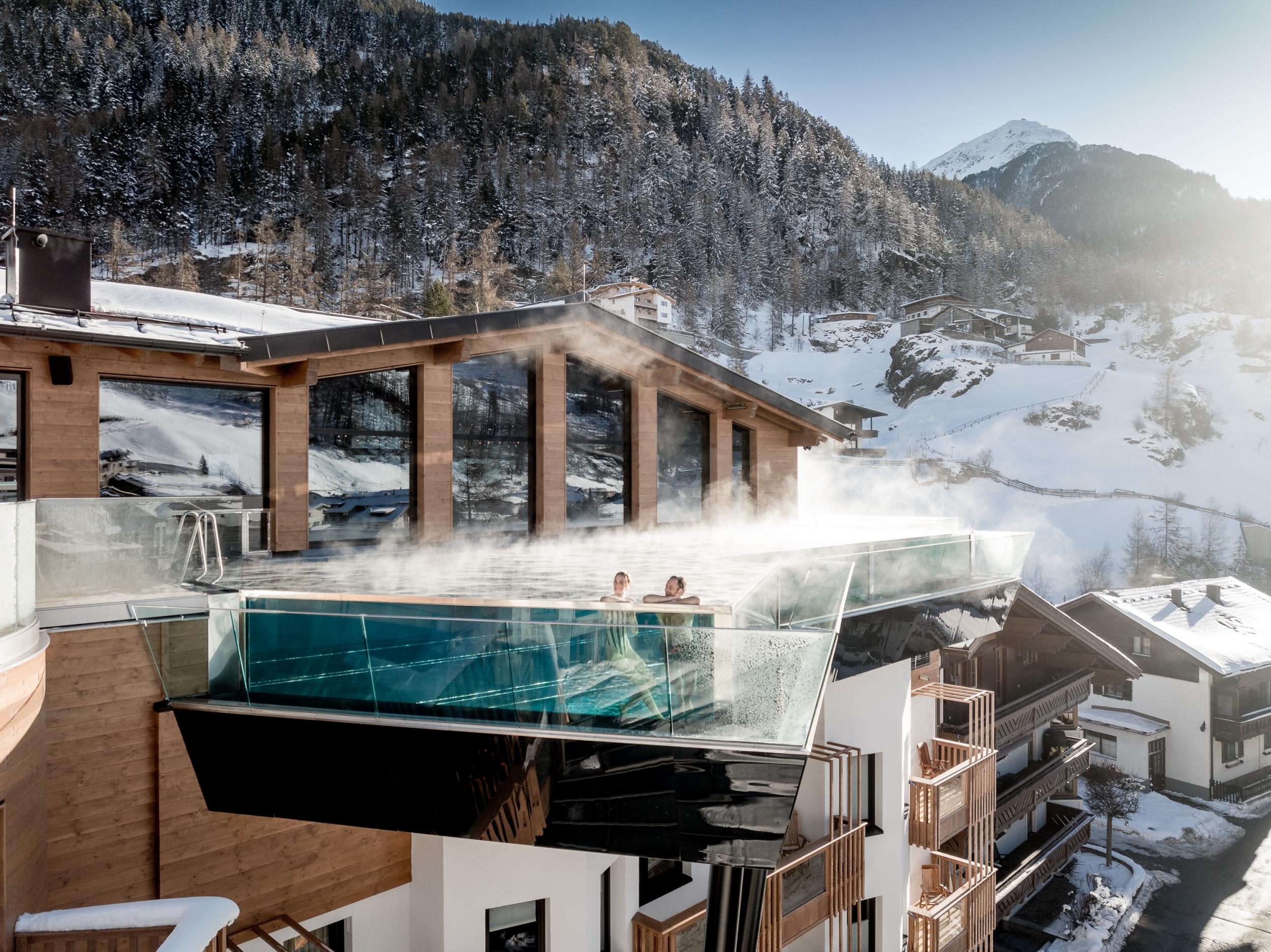 Außenansicht Summit Infinity Pool im Hotel Das Central in Sölden