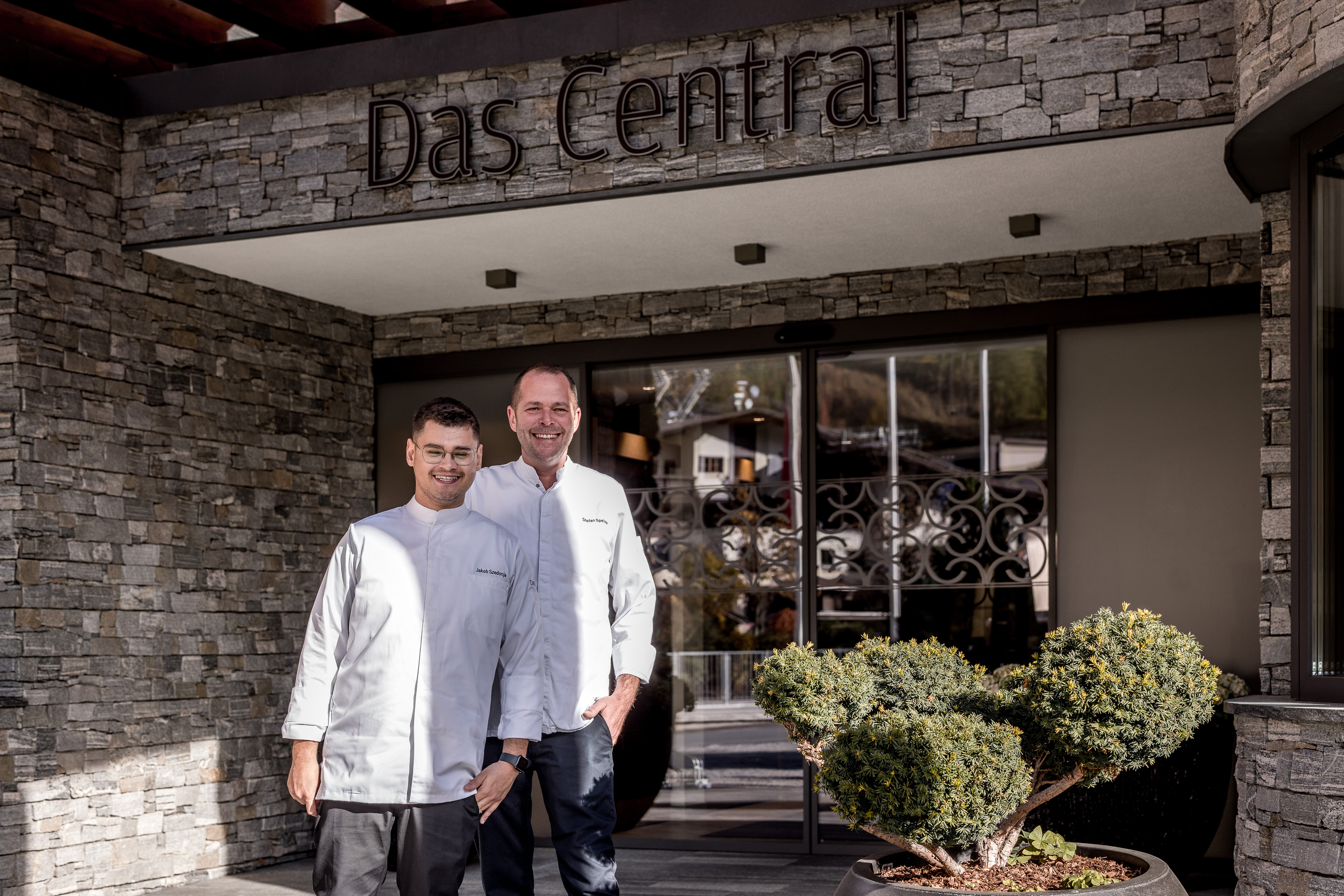 „Patissier des Jahres 2025“ Jakob Szedonja mit Chef de Cuisine Stefan Speiser im 5-Sterne Hotel Das Central, Sölden