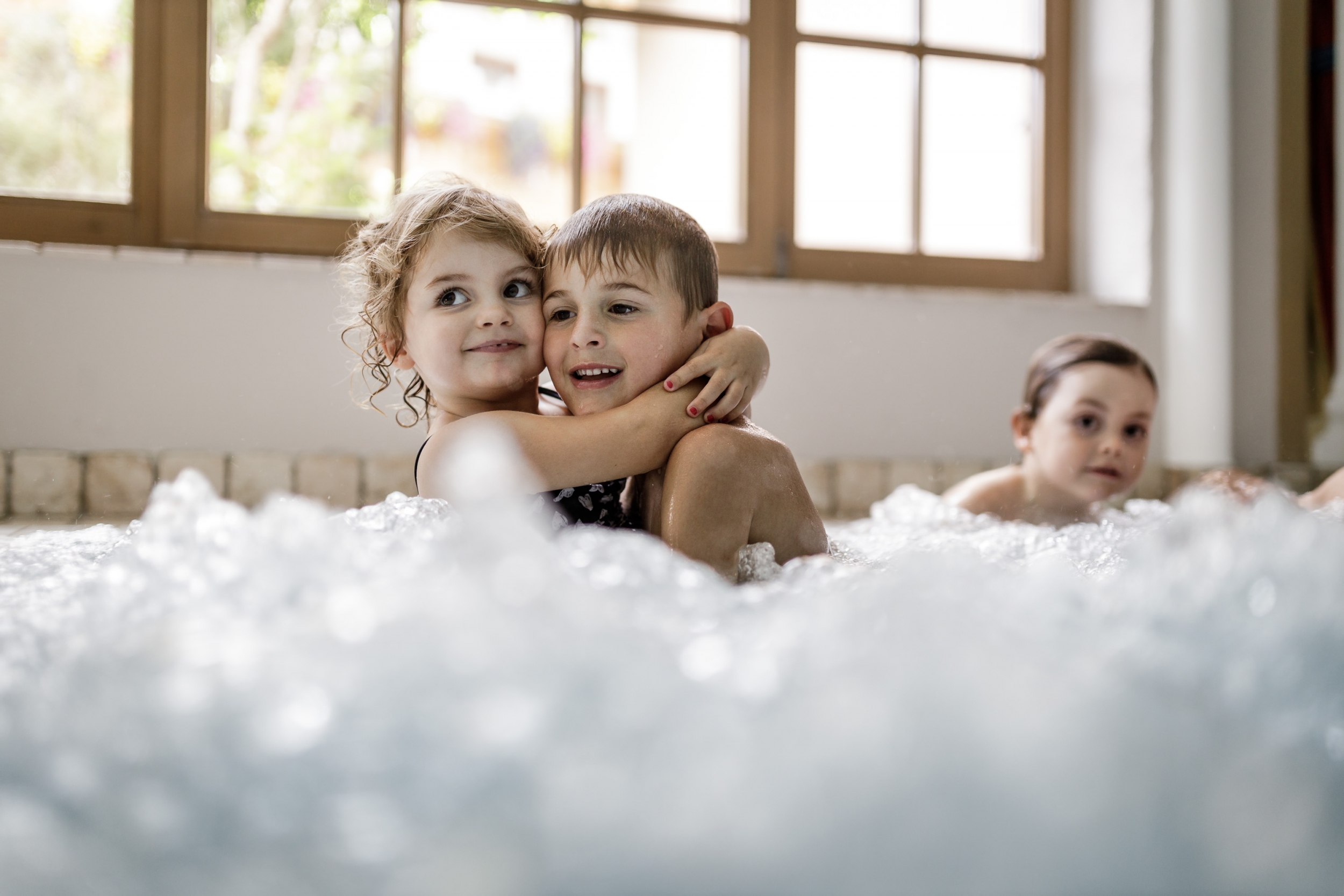 Kinder im Schwimmbad der Wasserwelt im Hotel Das Central in Sölden