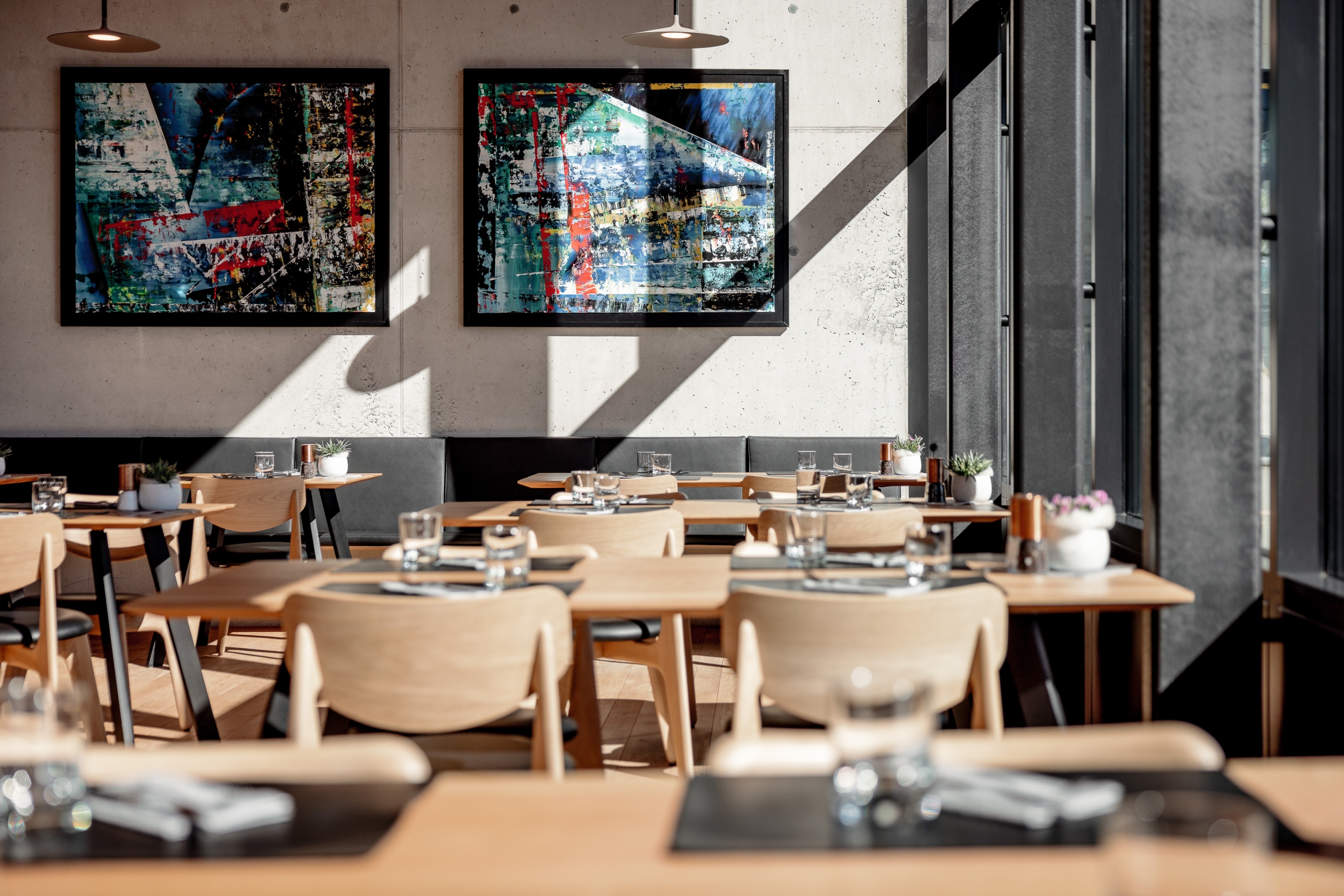Falcon Restaurant Interior mit Kunstwerken von Alexander Lohmann