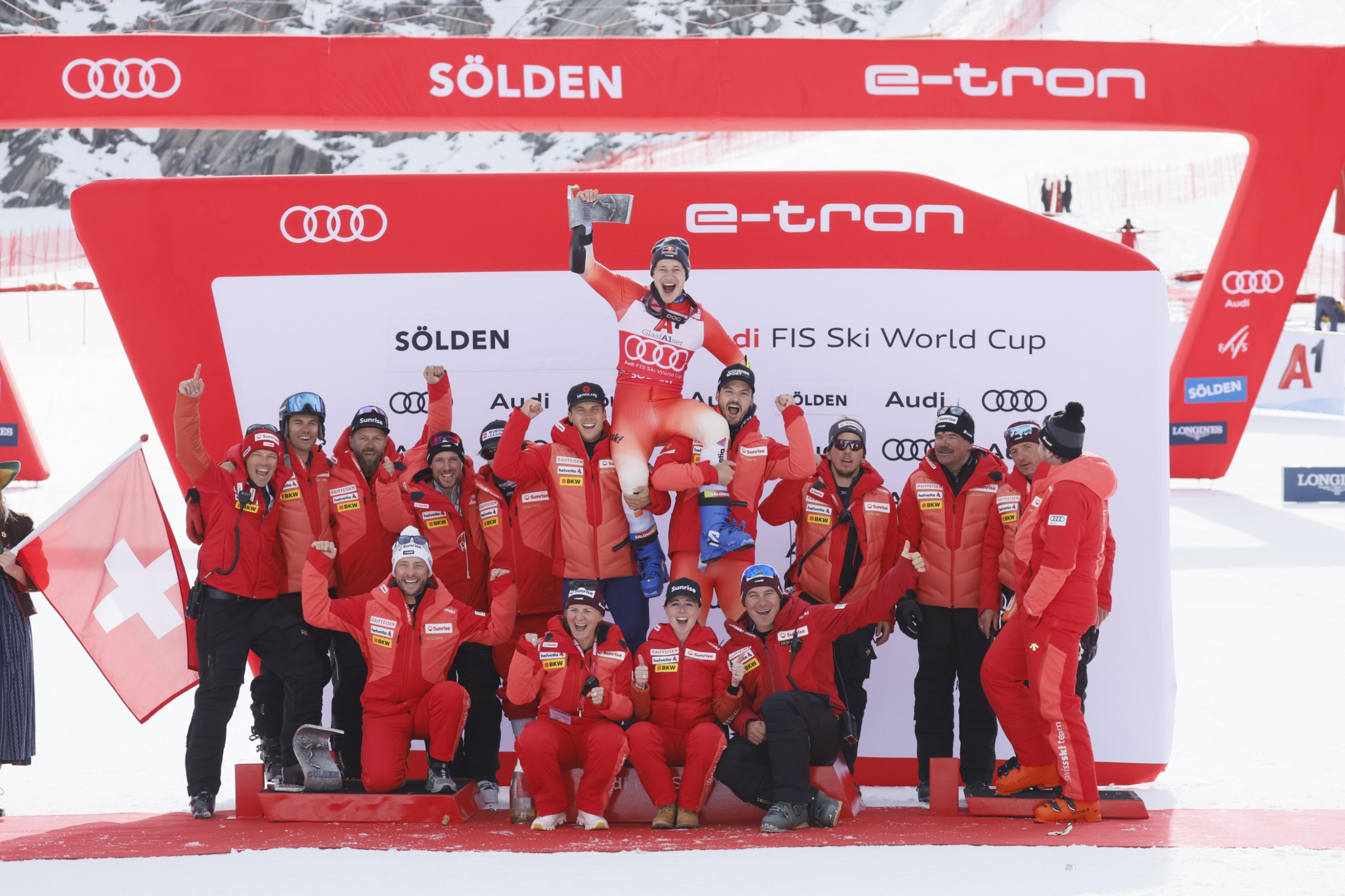 Sieger Marco Odermatt mit Team beim Skiweltcup in Sölden 2022