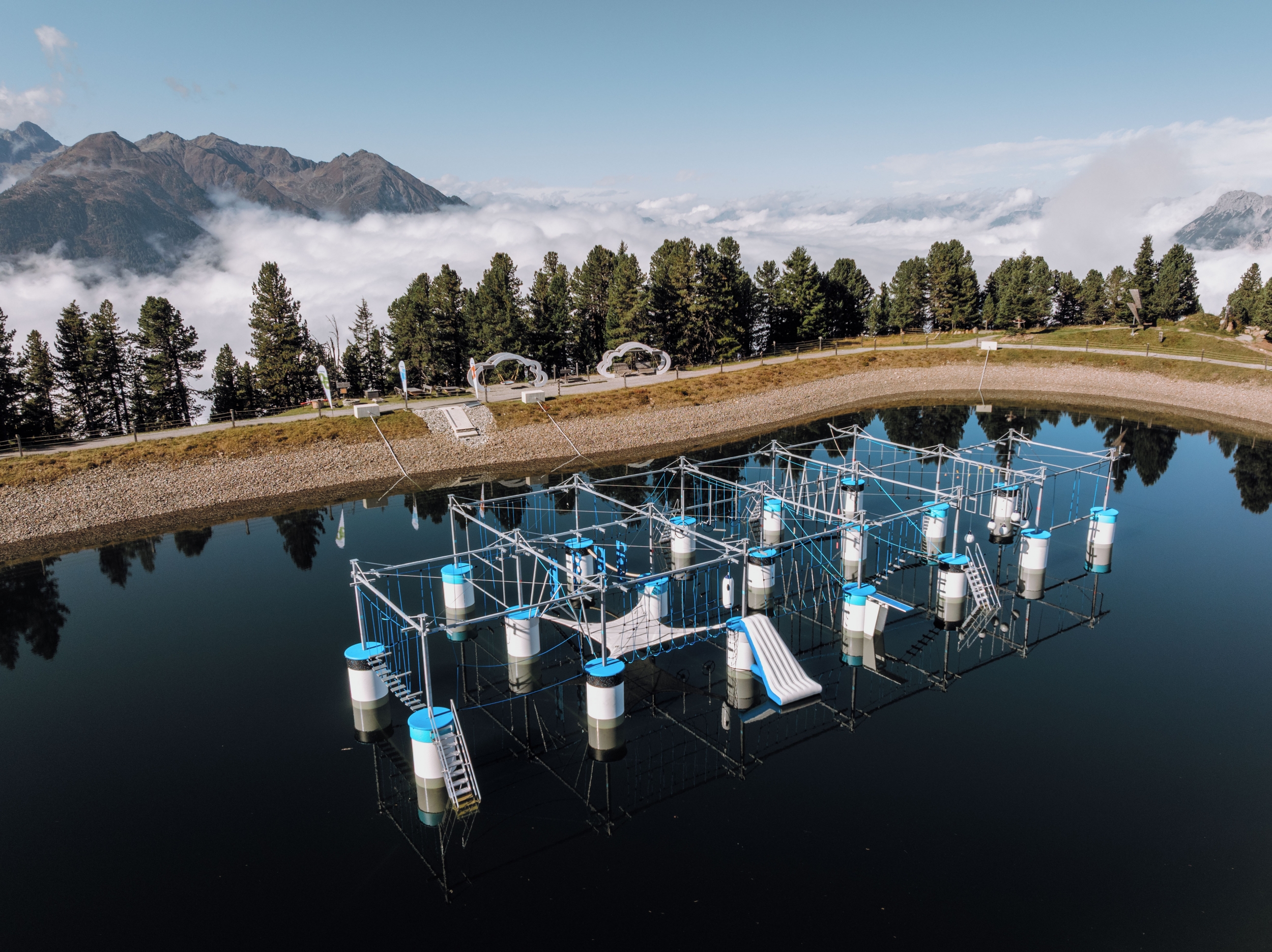 Schwimmender Ninja Park in Hochoetz bietet Spaß, Balance und Action für Groß und Klein im Ötztal