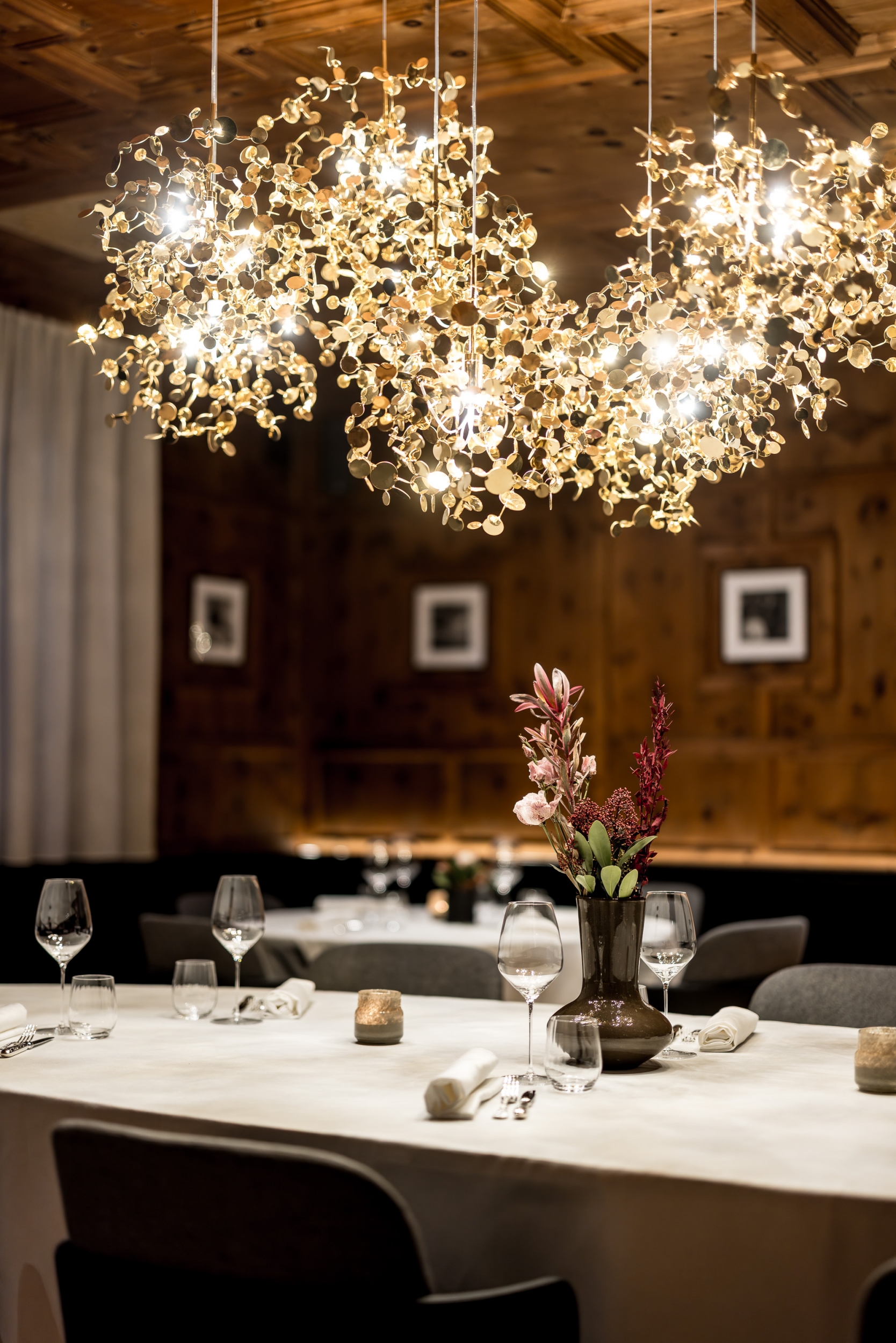 Stilvoll gedeckter Tisch im Restaurant Ötztaler Stube des Hotels Das Central in Sölden