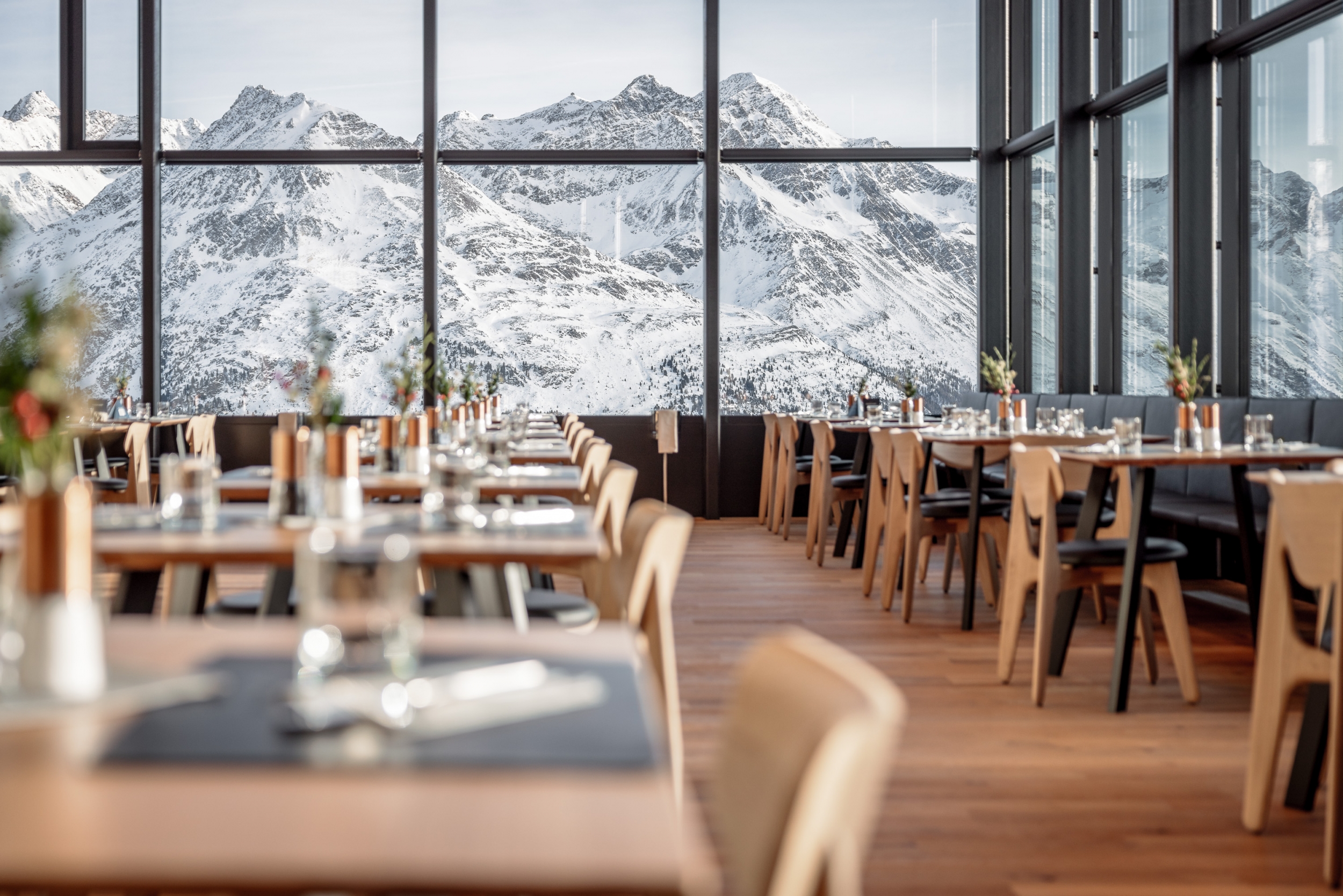 Restaurant Falcon mit Bergpanorama Restaurant Falcon mit Bergpanorama