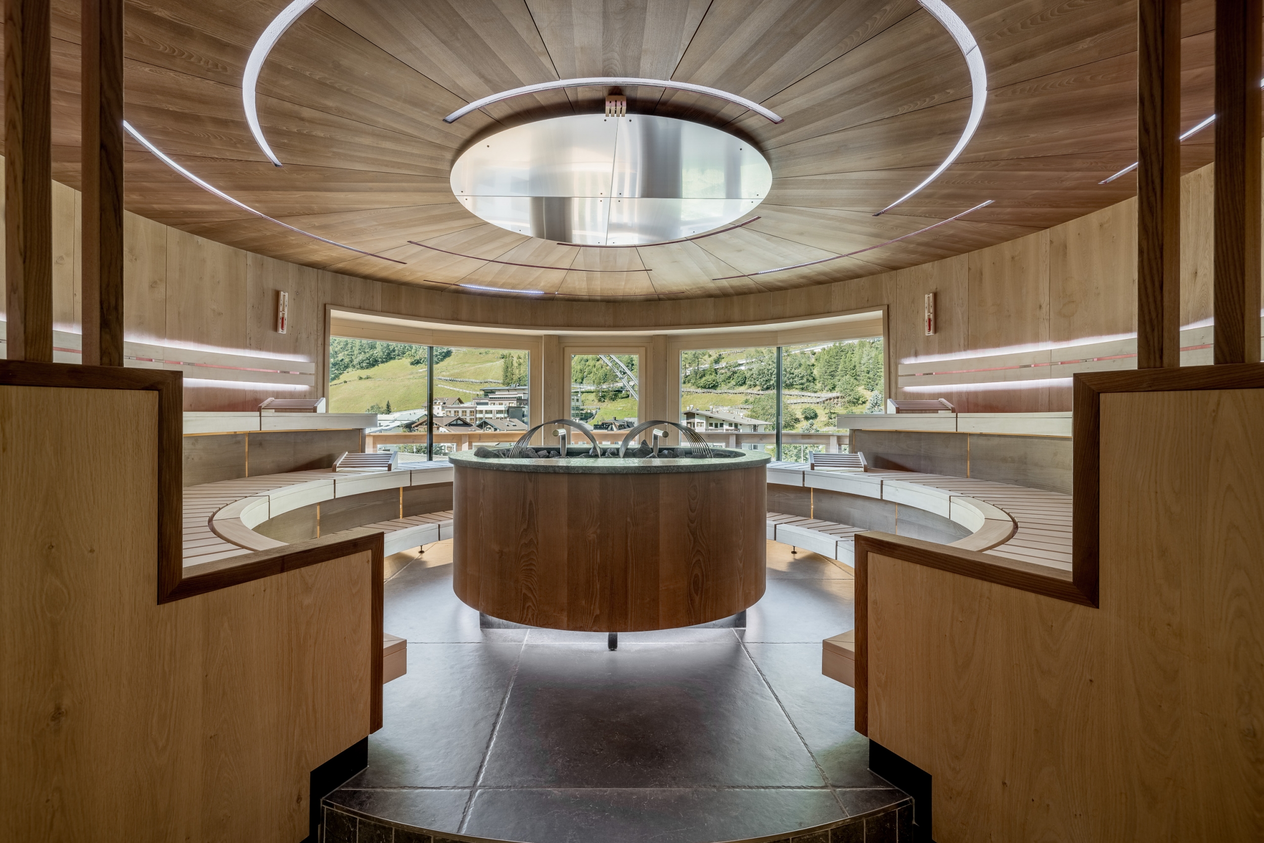 Summit Panorama Sauna mit Blick auf die Berge im Sommer - 5-Sterne Wellnesshotel Das Central in Sölden, Tirol