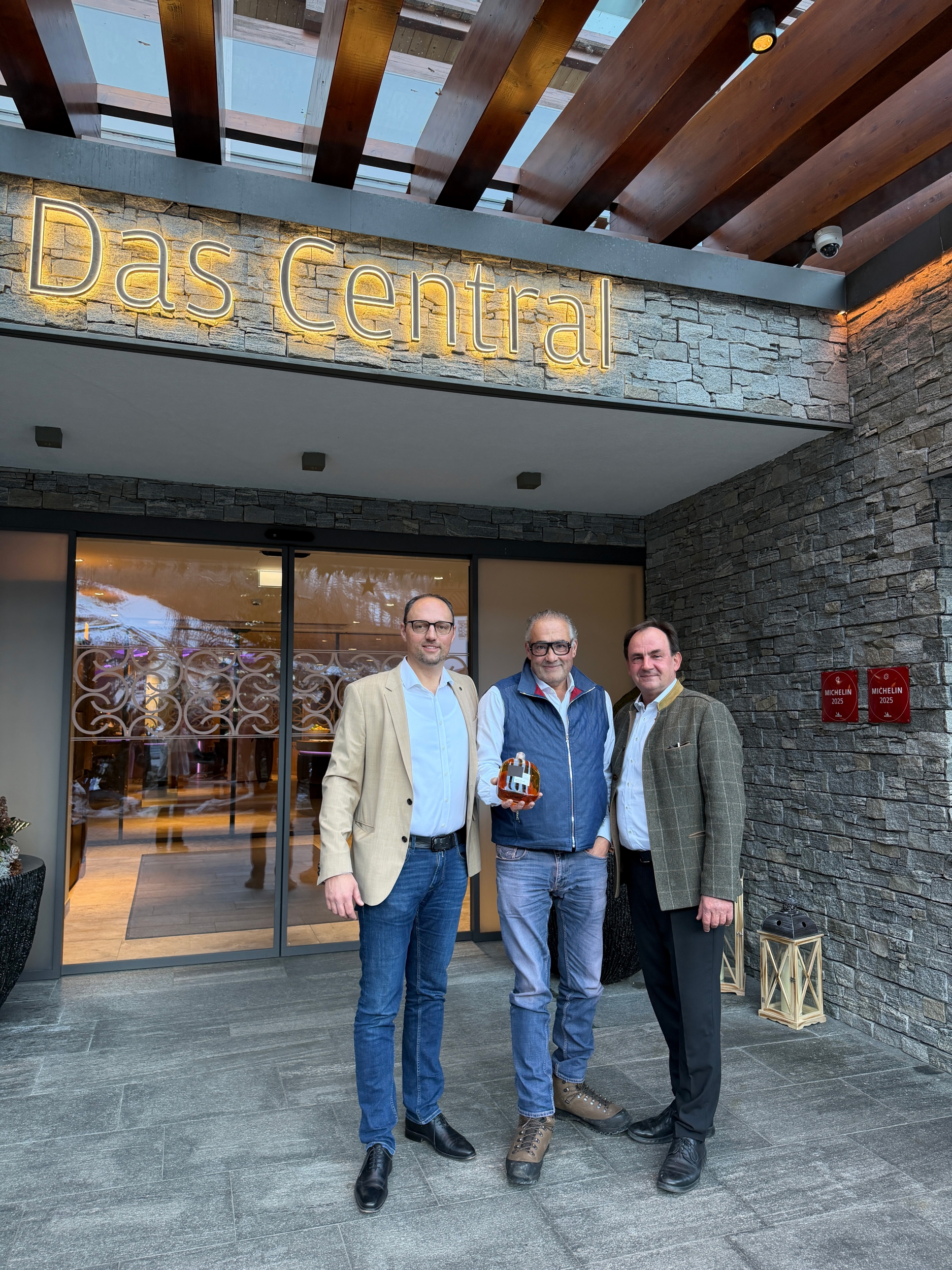 Hoteldirektor Michael Waschl vom 5-Sterne Hotel Das Central in Sölden gemeinsam mit Hans Reisetbauer und Maître d'hôtel Martin Sperdin Hoteldirektor Michael Waschl vom 5-Sterne Hotel Das Central in Sölden gemeinsam mit Hans Reisetbauer und Maître d'hôtel Martin Sperdin
