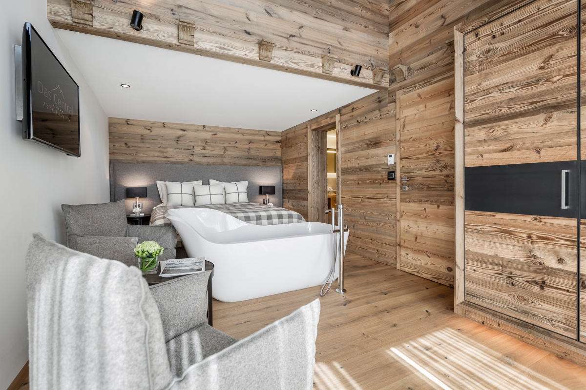 Präsidentensuite Schlafzimmer mit Badewanne – Luxushotel Das Central in Sölden