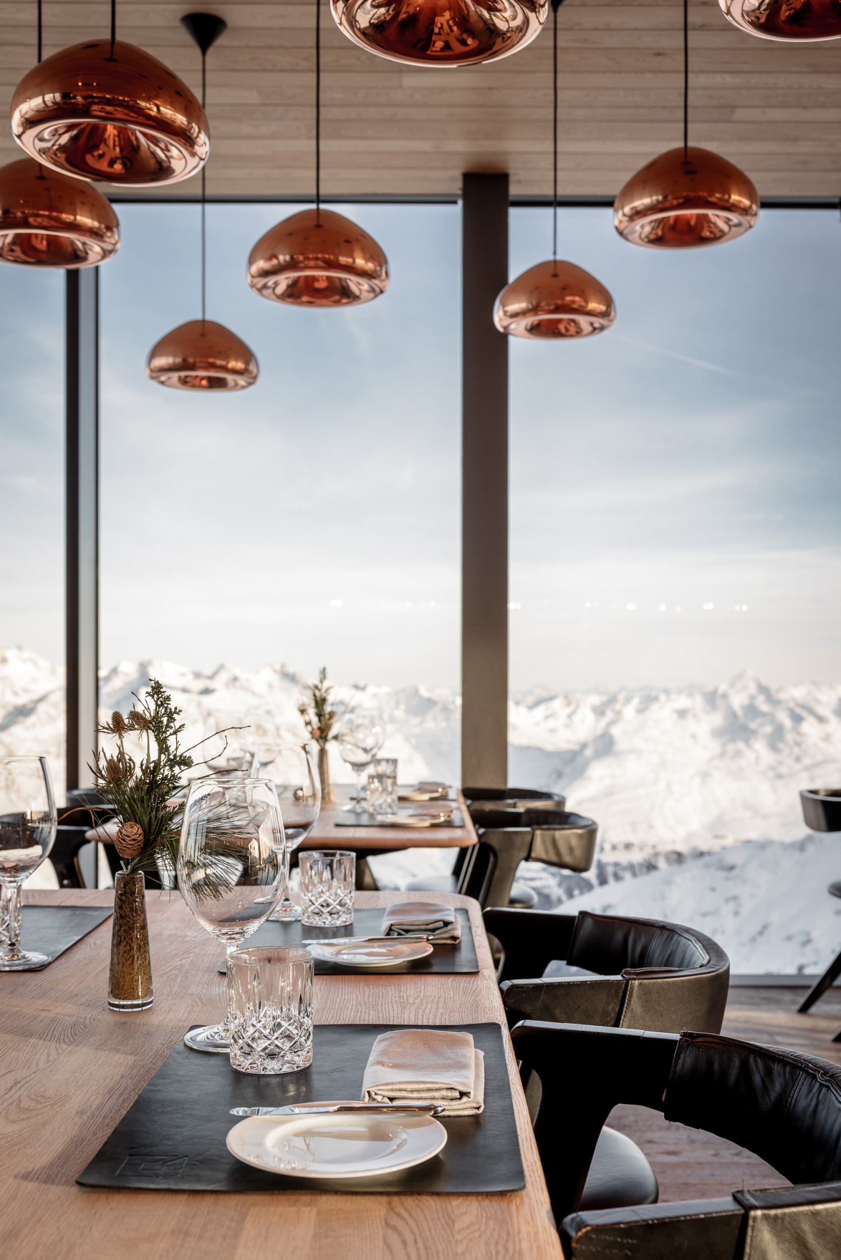 Gedeckter Tisch im Restaurant ice Q im Skigebiet Sölden