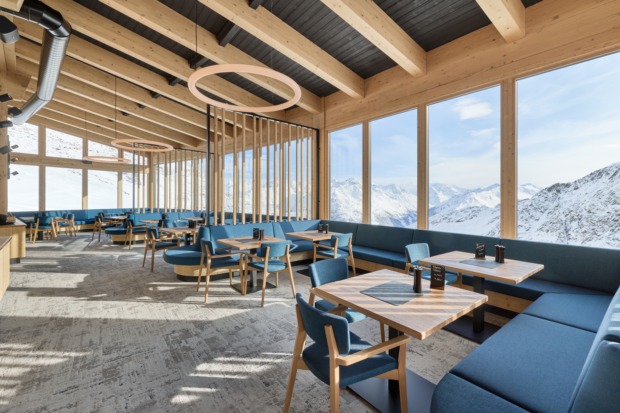 Ausblick vom Restaurant Schwarzkogl im Skigebiet von Sölden - hosted by AREA 47 Ausblick vom Restaurant Schwarzkogl im Skigebiet von Sölden - hosted by AREA 47
