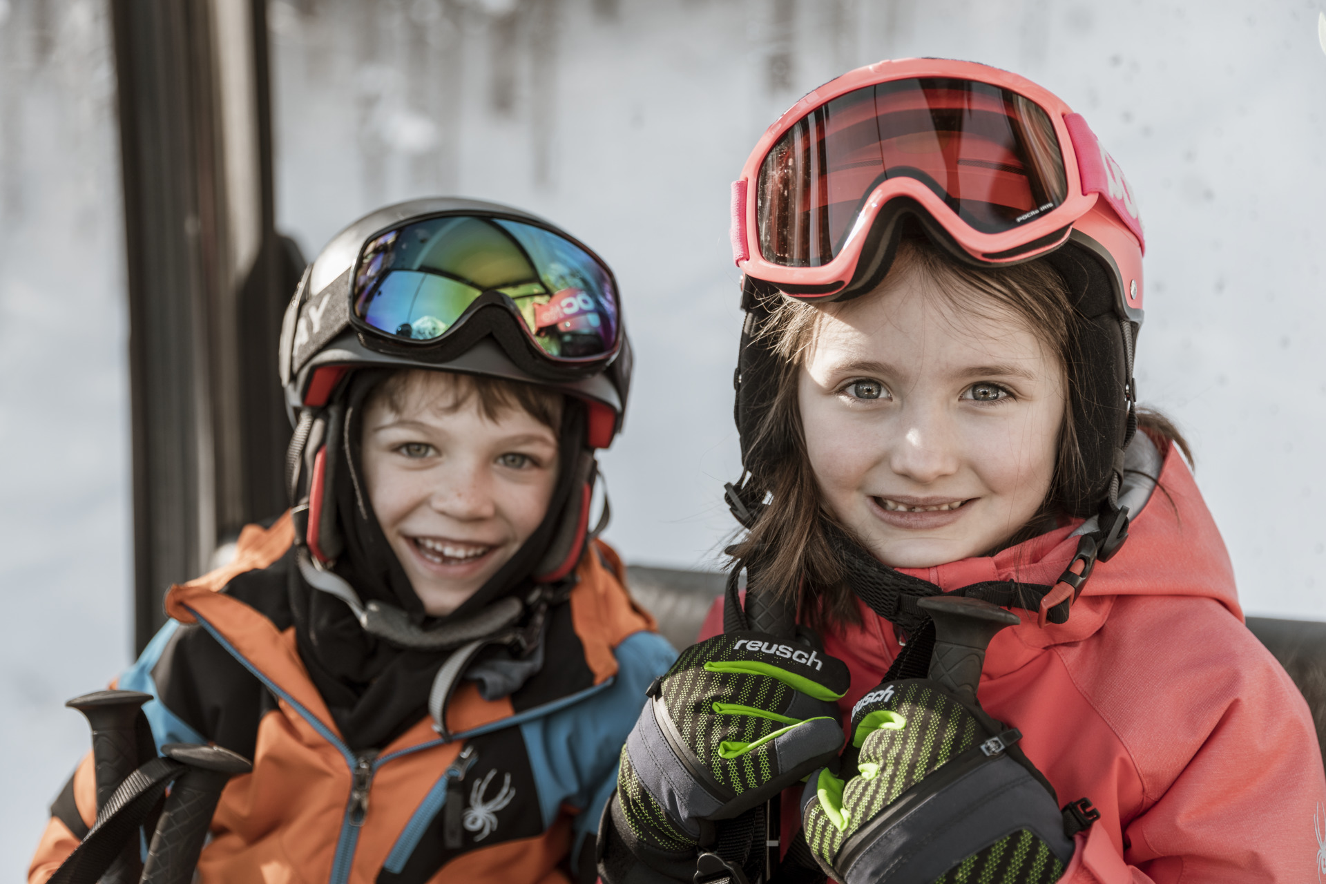 Kinder Gondelfahrt im Skigebiet Sölden