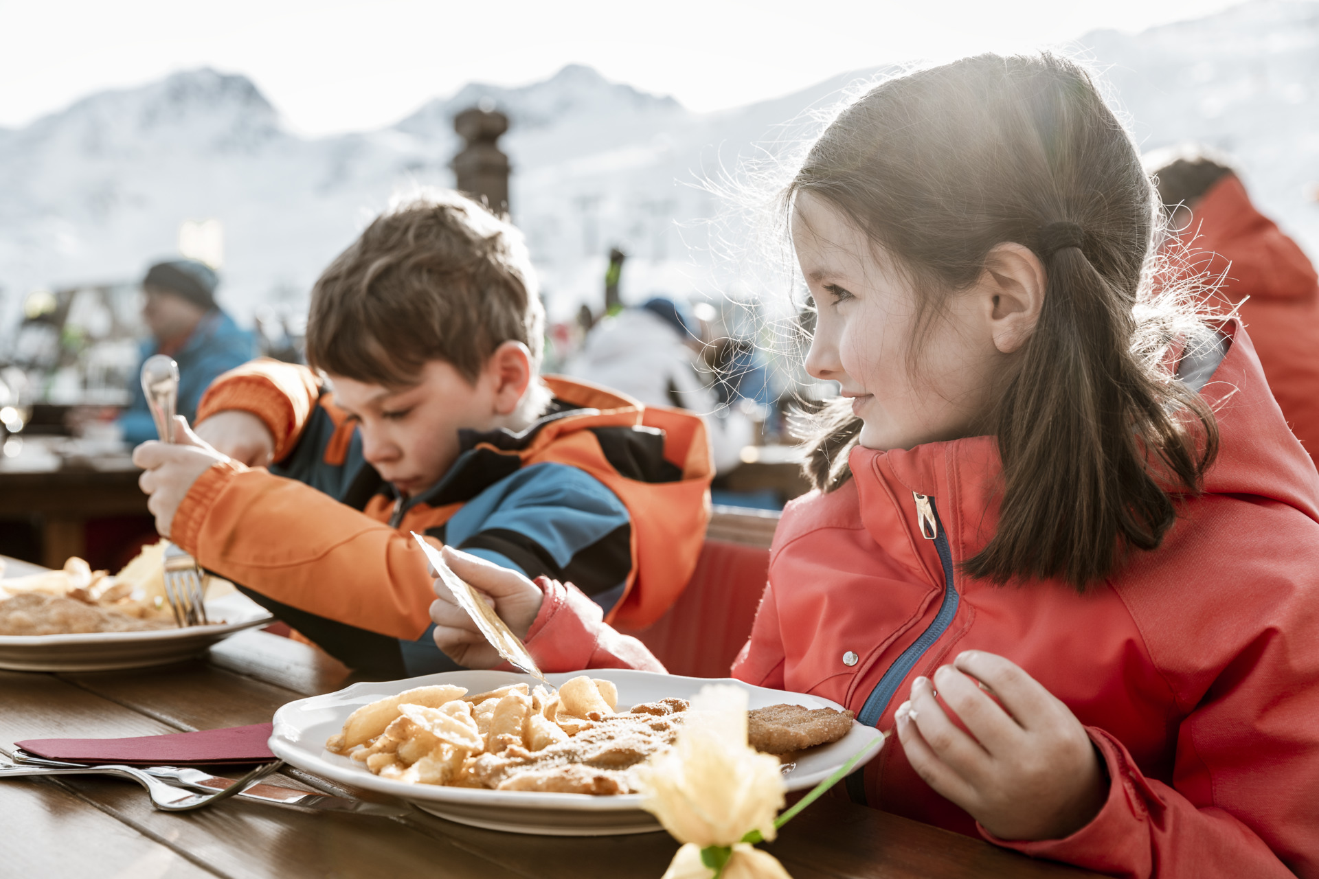 Mittagessen mit der Familie im Skigebiet Sölden