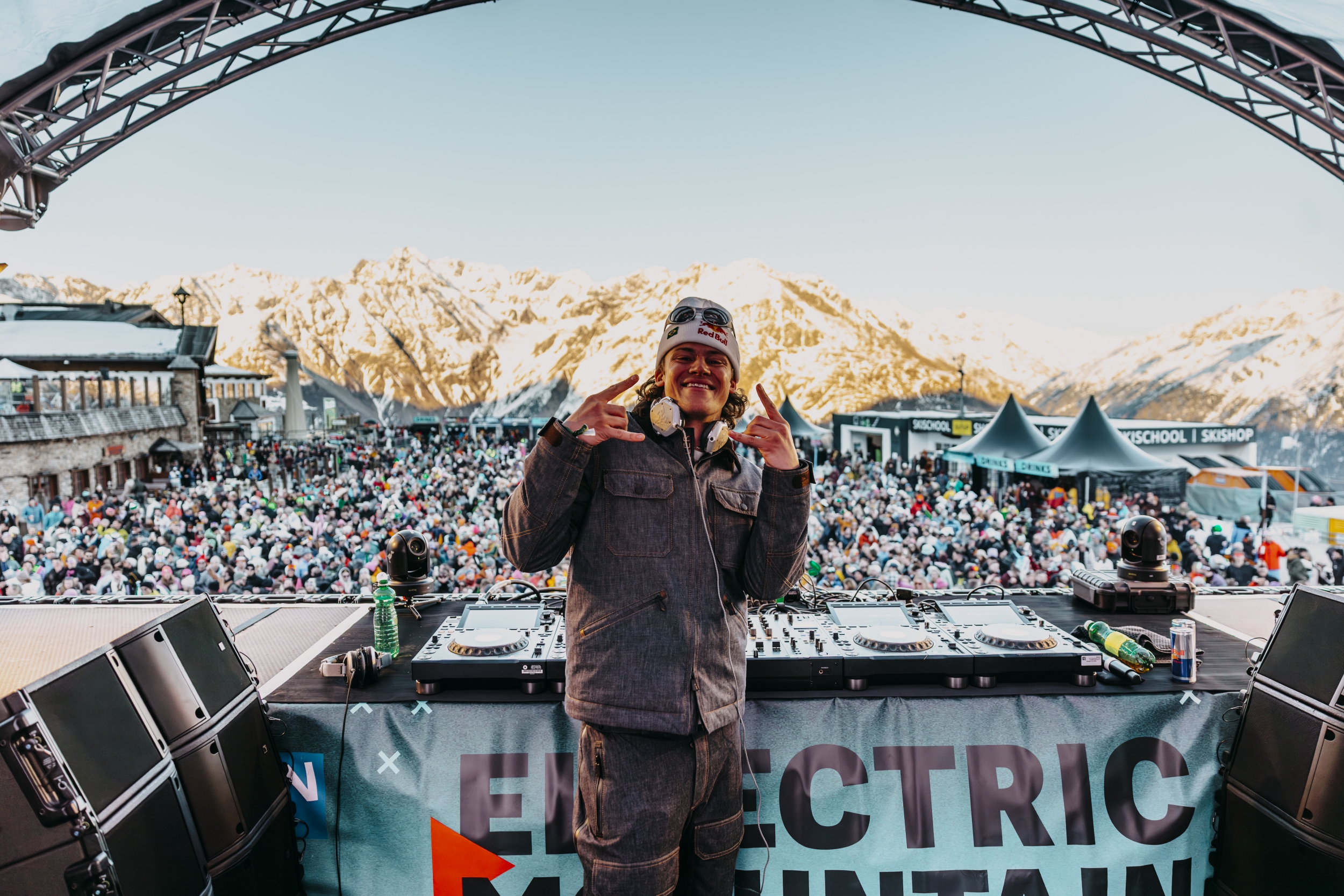 Lucas Pinheiro Braathen genießt das Electric Mountain Festival 2025 in Sölden