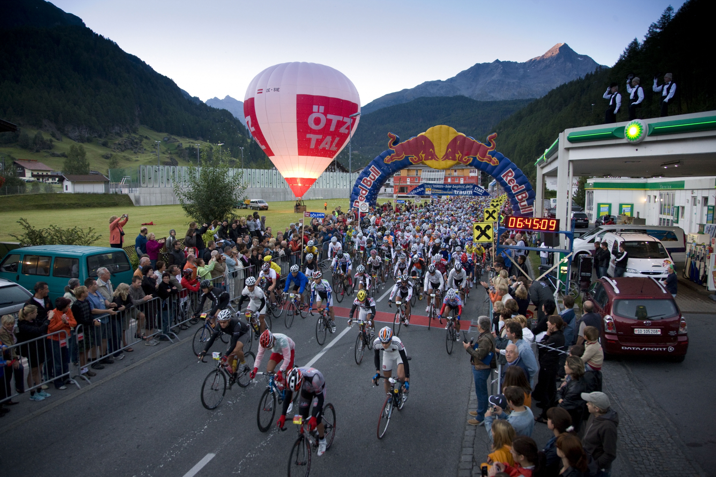 Startschuss zum jährlichen legendären Ötztaler Radmarathon in Sölden, Tirol Startschuss zum jährlichen legendären Ötztaler Radmarathon in Sölden, Tirol