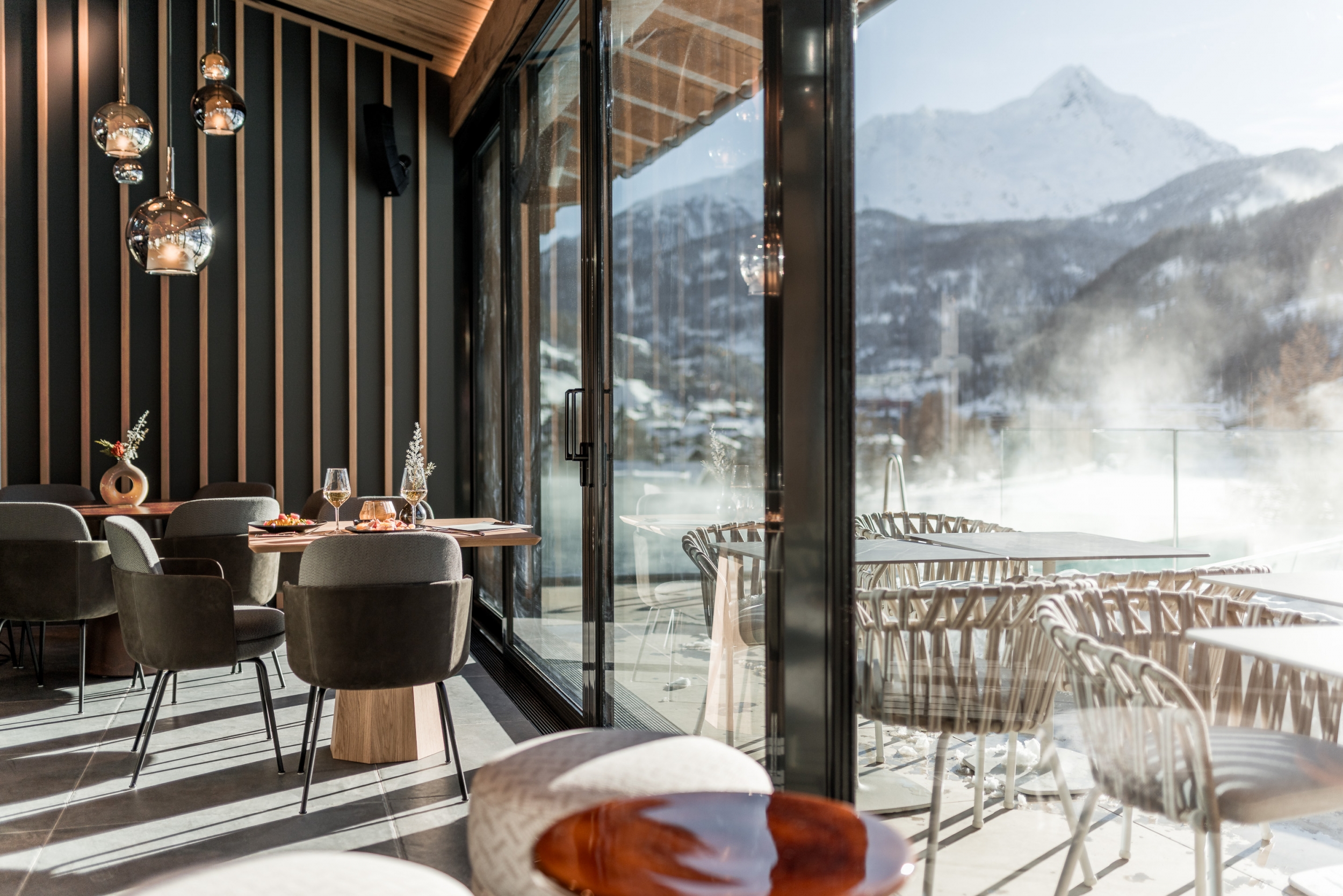 Summit Bistro & Bar mit Aussicht im Winter, Hotel Das Central in Sölden