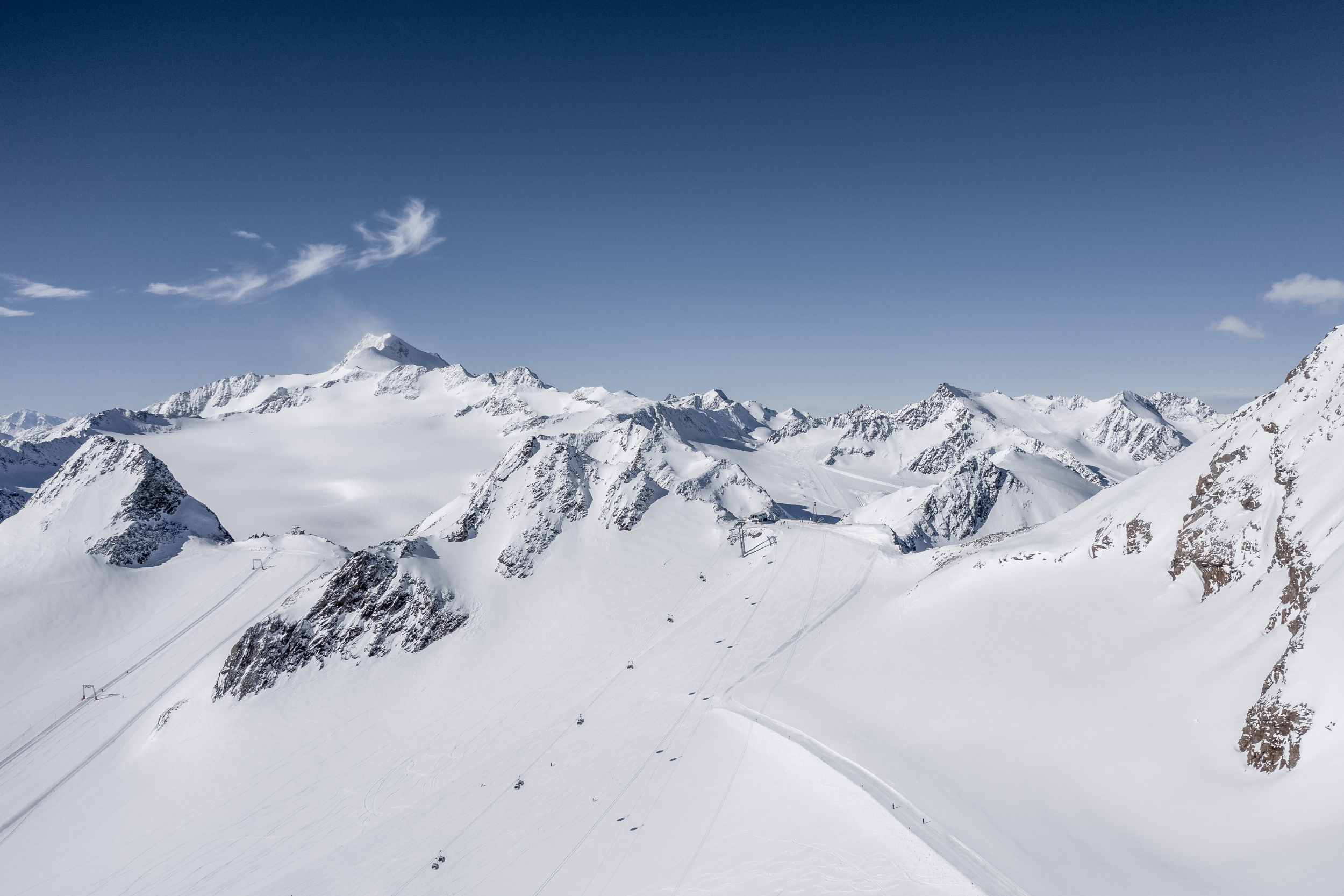 Skifahren im April in Sölden am Tiefenbach Gletscher