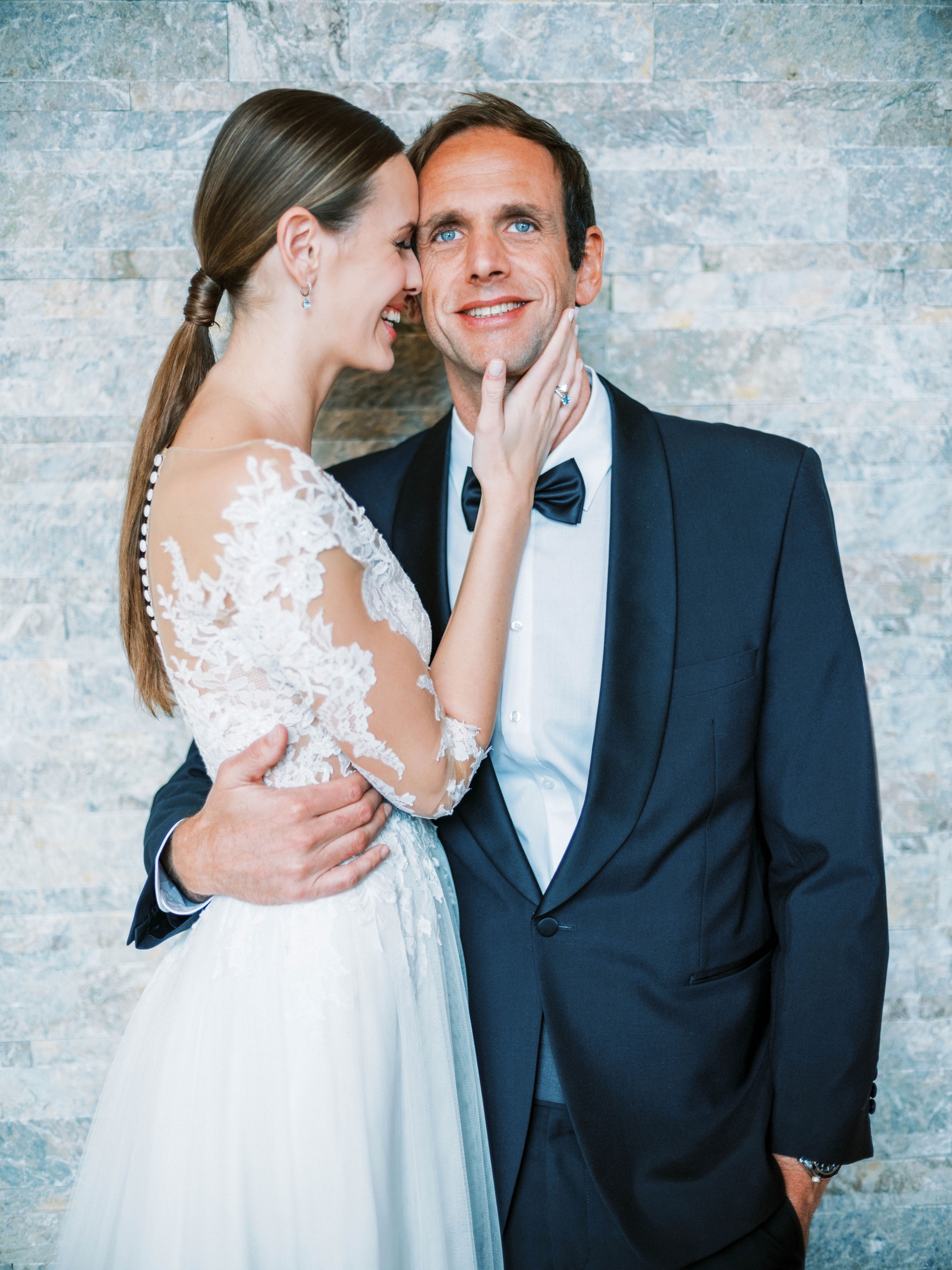 Brautpaar bei der Winterhochzeit in Sölden