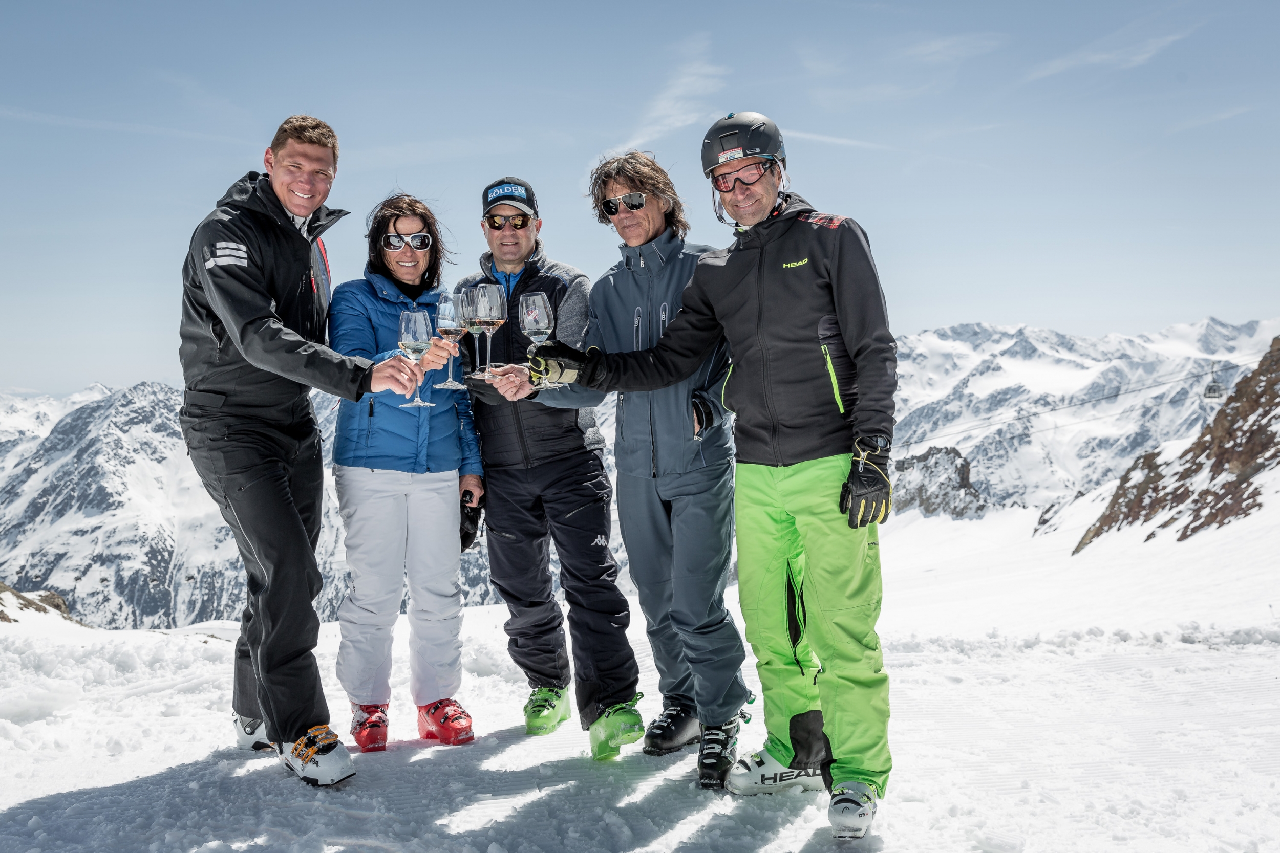 Prominente Skiguides bei Wein am Berg in Sölden