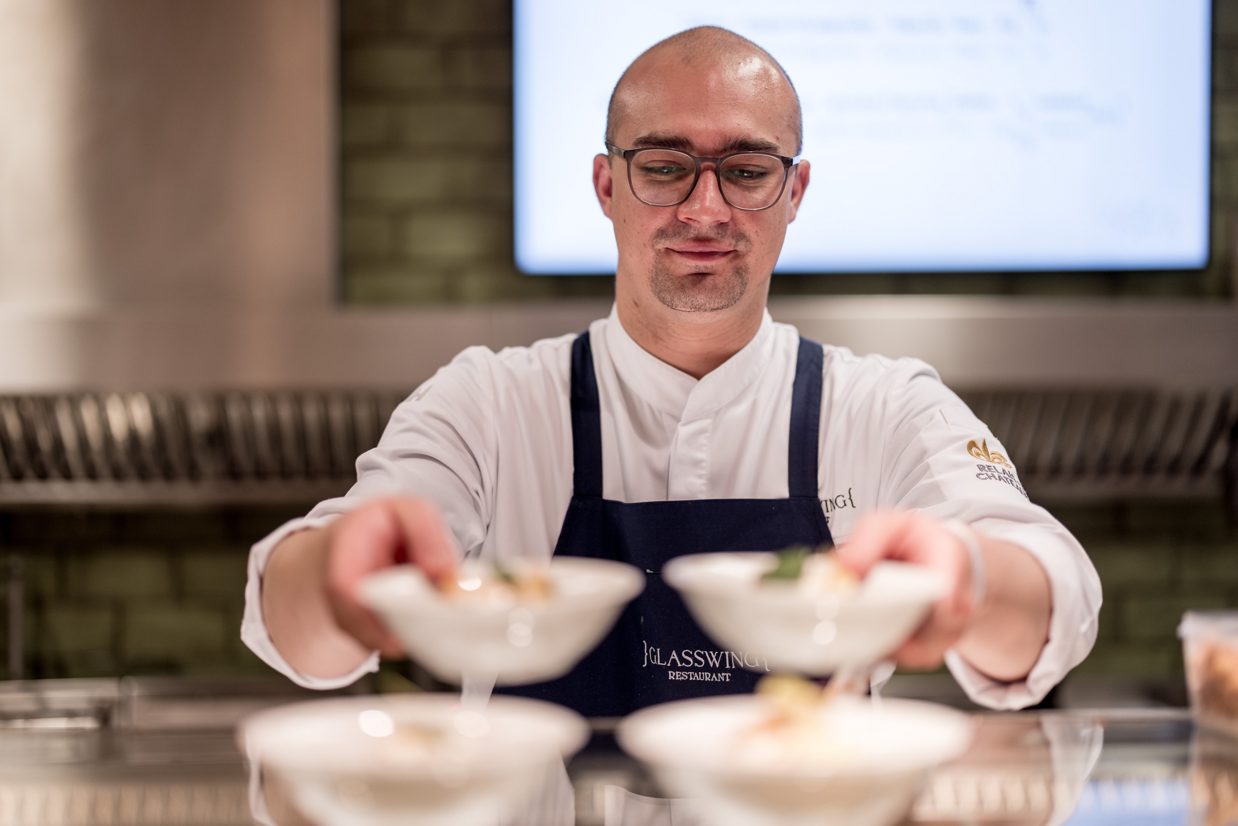Alexandru Simon, Executive Chef des Michelin-prämierten Restaurants Glasswing in Wien, präsentiert seine moderne Interpretation österreichischer und französischer Spitzenküche. Alexandru Simon, Executive Chef des Michelin-prämierten Restaurants Glasswing in Wien, präsentiert seine moderne Interpretation österreichischer und französischer Spitzenküche.