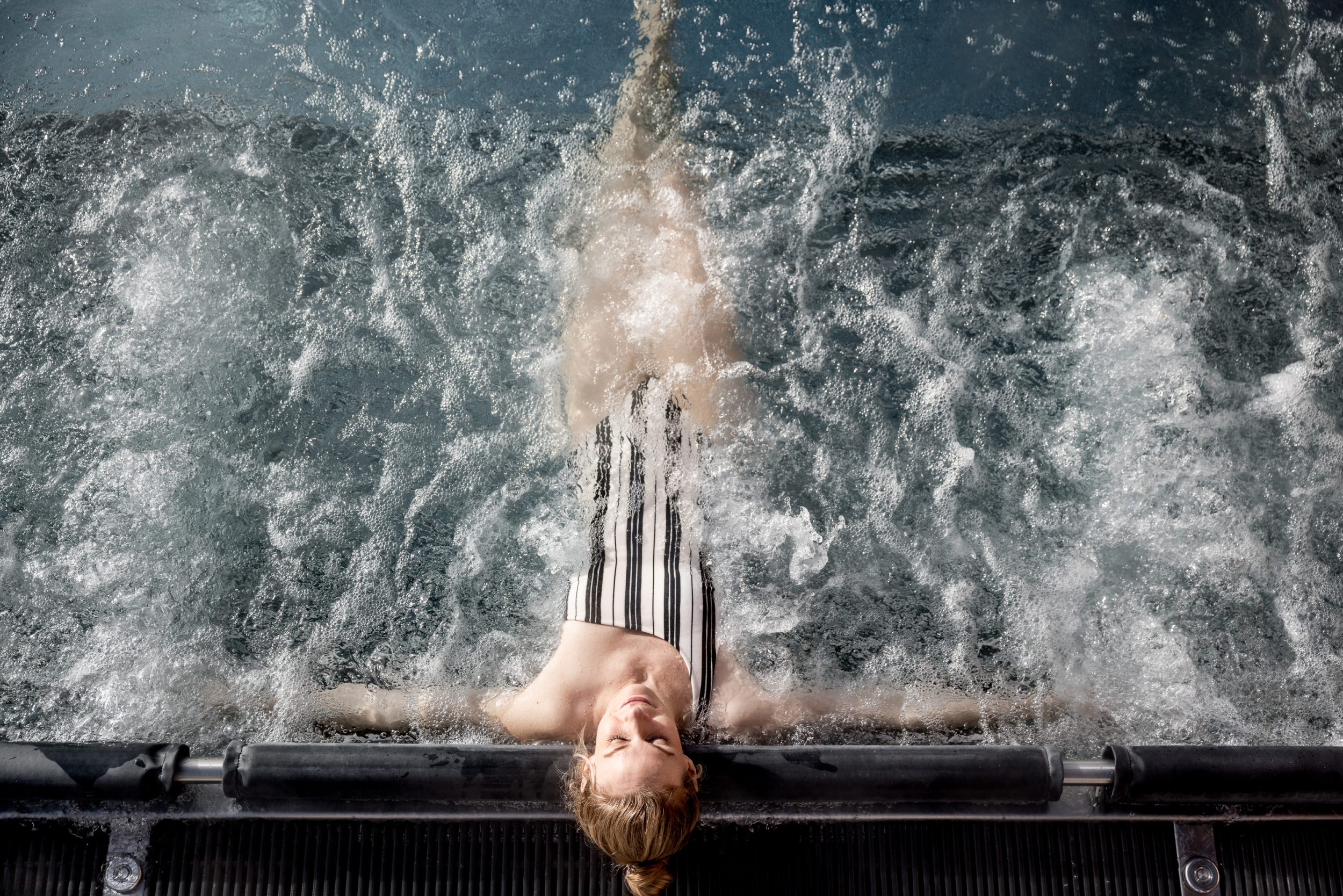 Entspannung im Summit Outdoor-Whirlpool, Hotel Das Central in Sölden