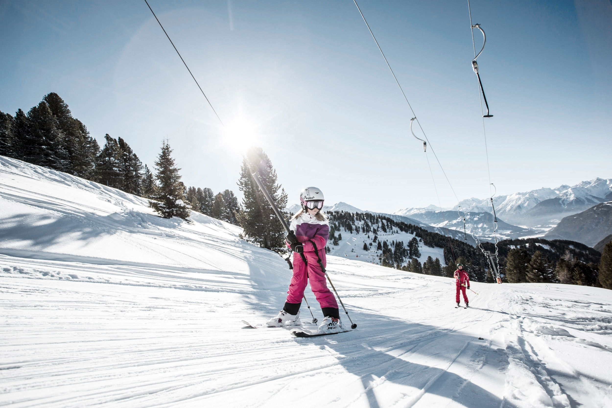 Kinder beim Skifahren in Hochoetz