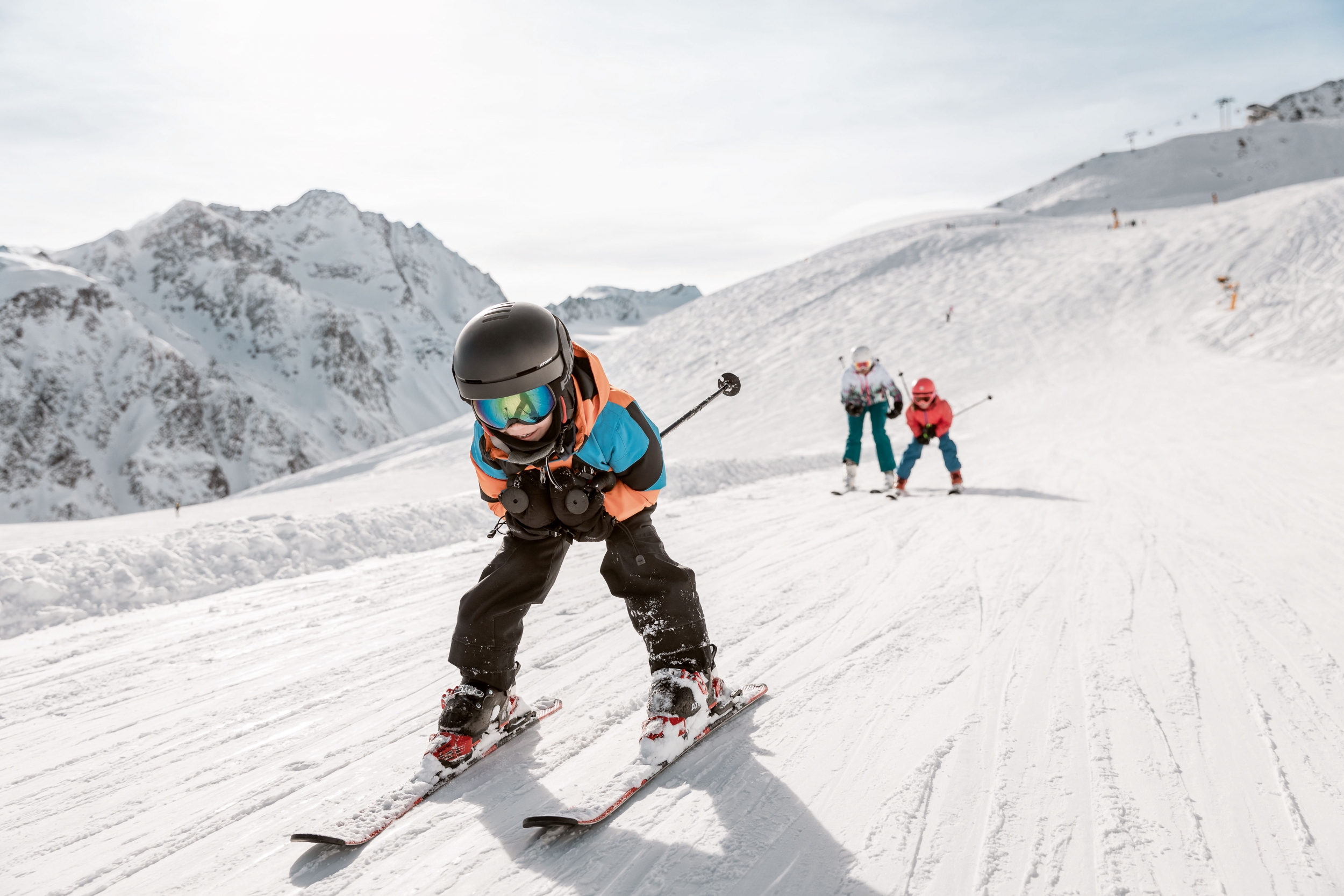 Familie beim Skifahren im Skigebiet Sölden