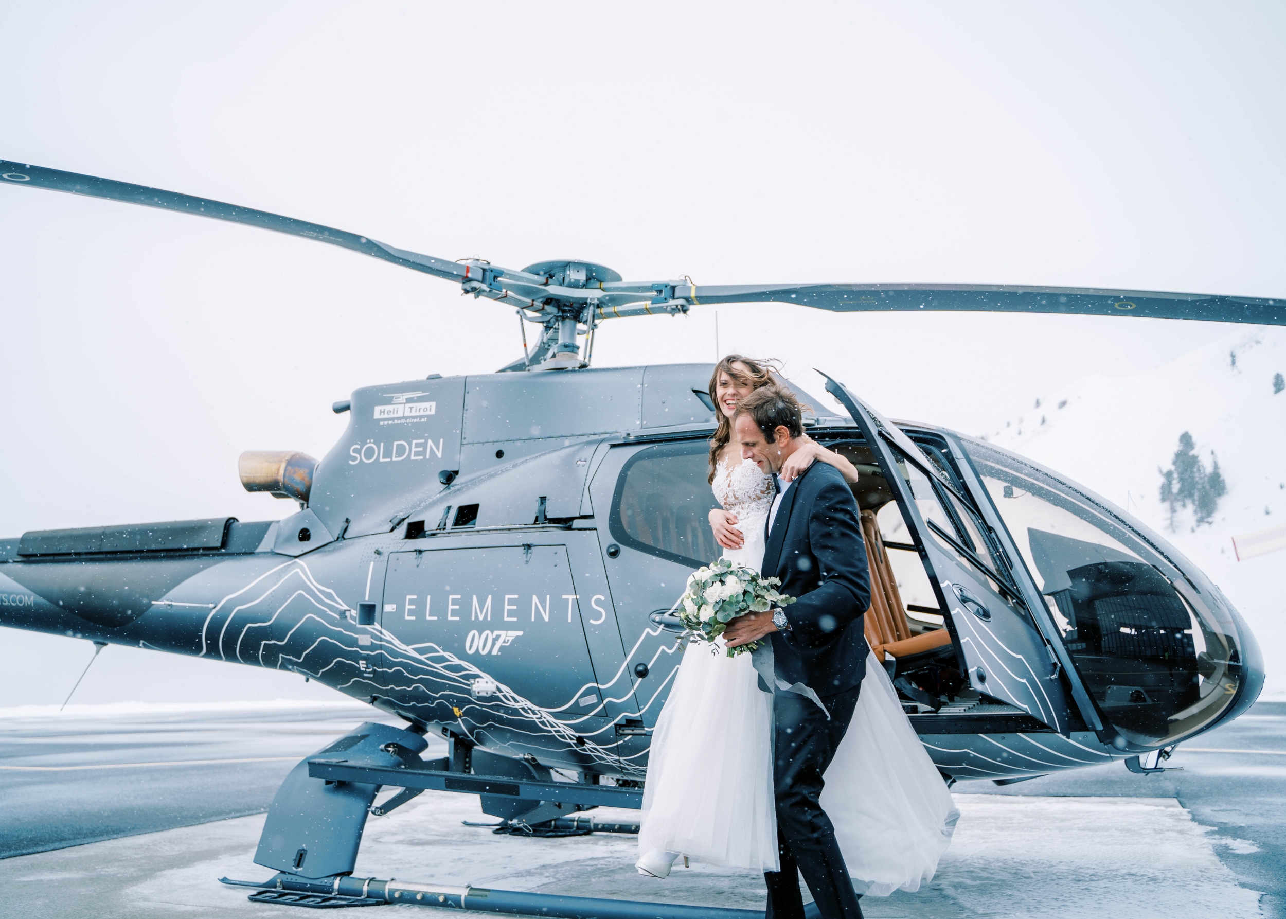 Brautpaar vor dem Hubschrauberflug in Sölden