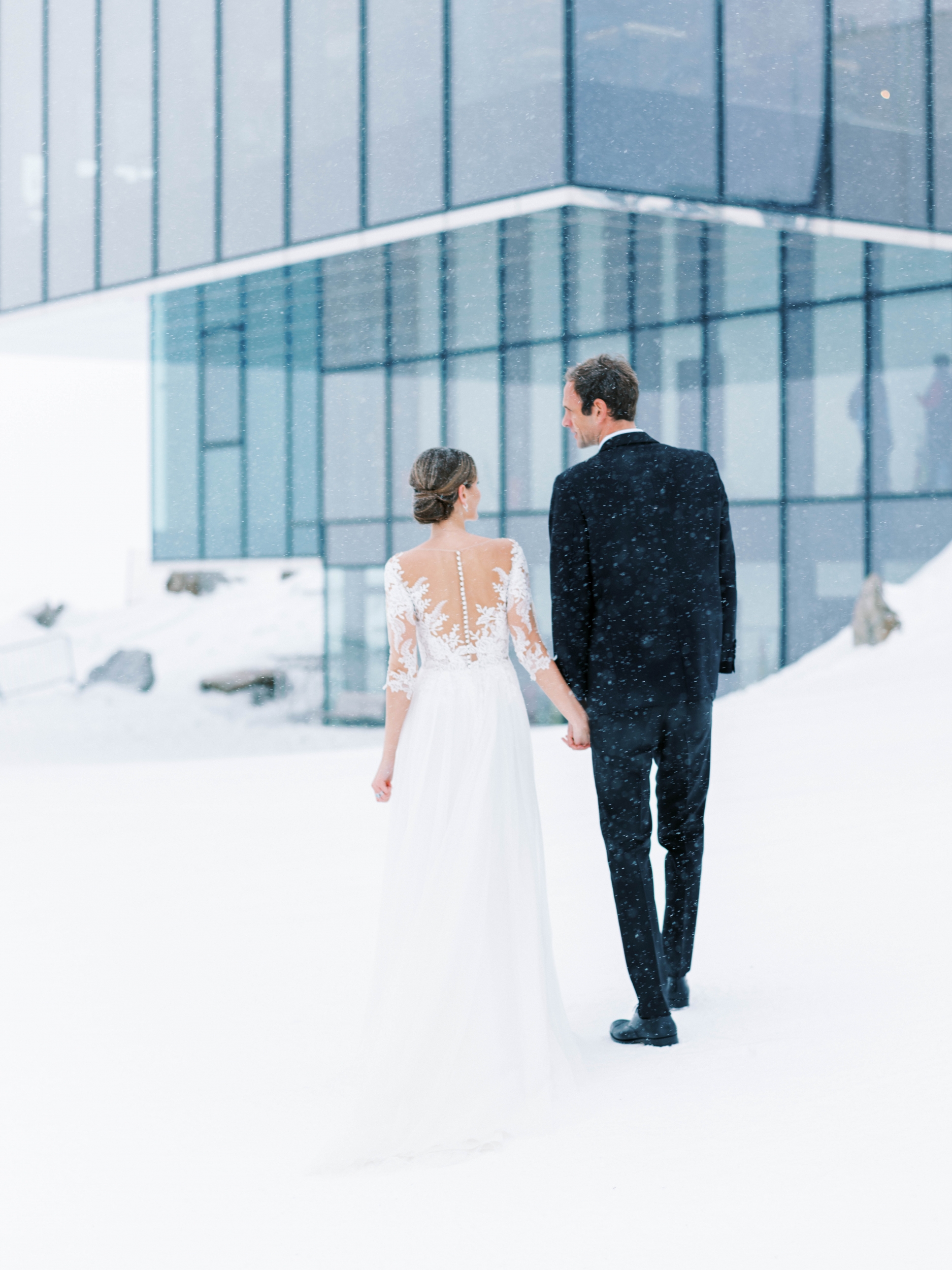 Brautpaar bei der Winterhochzeit vor dem ice Q in Sölden