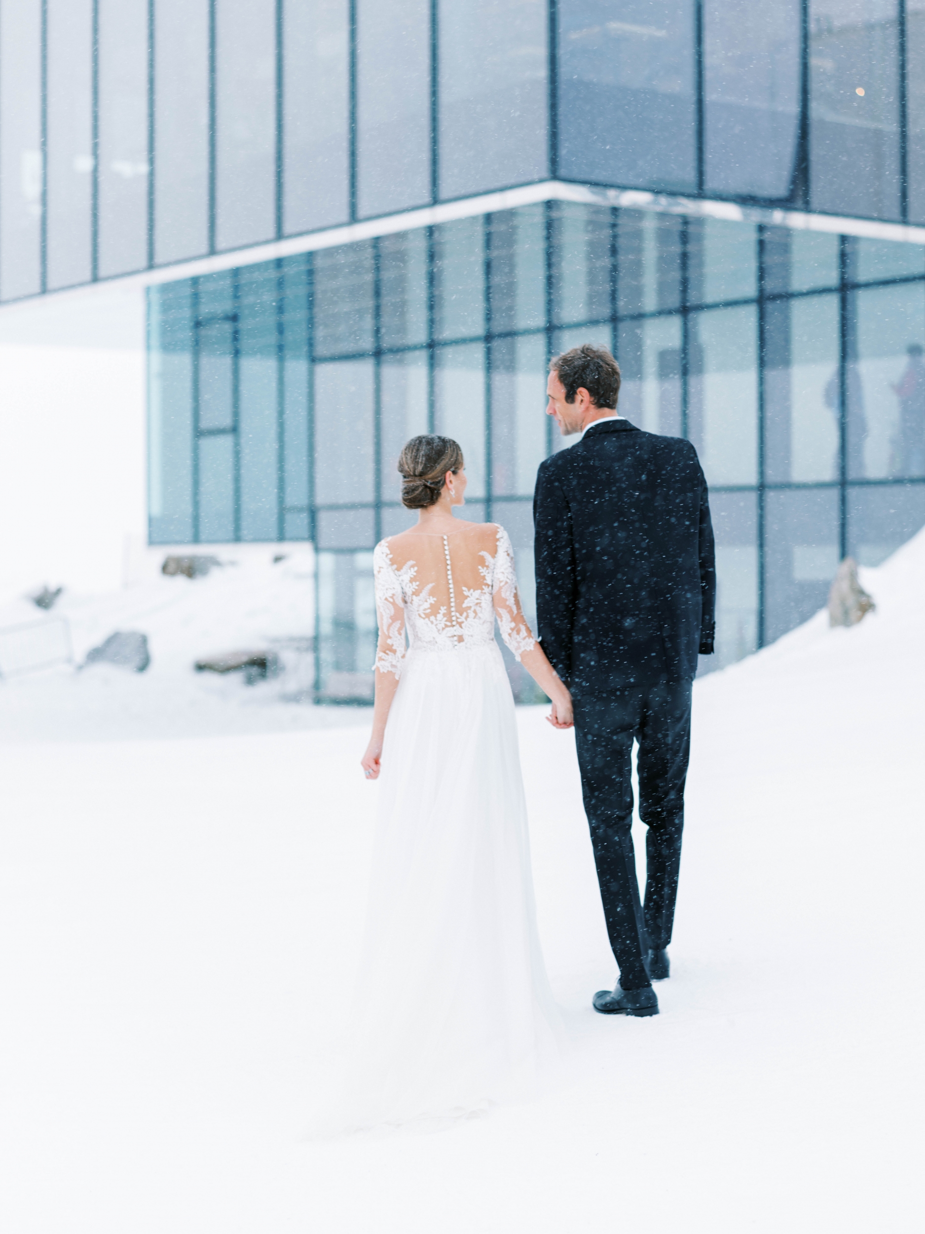 Brautpaar bei der Winterhochzeit vor dem ice Q in Sölden Brautpaar bei der Winterhochzeit vor dem ice Q in Sölden