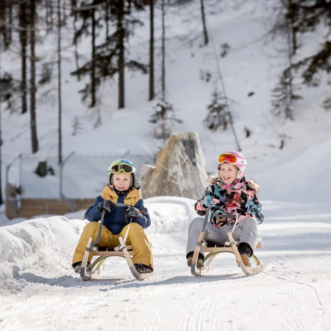 Kinder beim Rodeln auf der Familien Rodelbahn in Sölden
