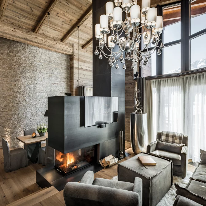 Präsidentensuite Wohnbereich mit Kamin – Luxushotel Das Central in Sölden