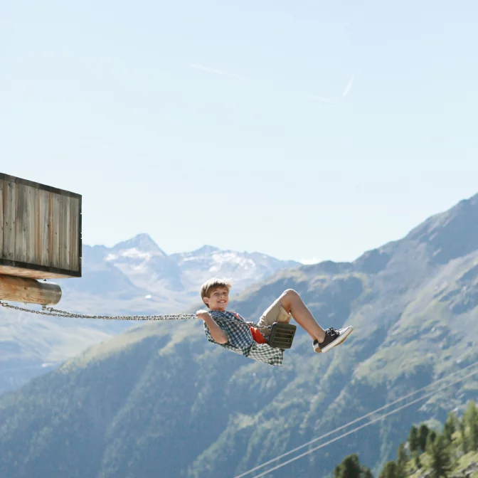 Almzeit Sölden Schaukeln am Berg