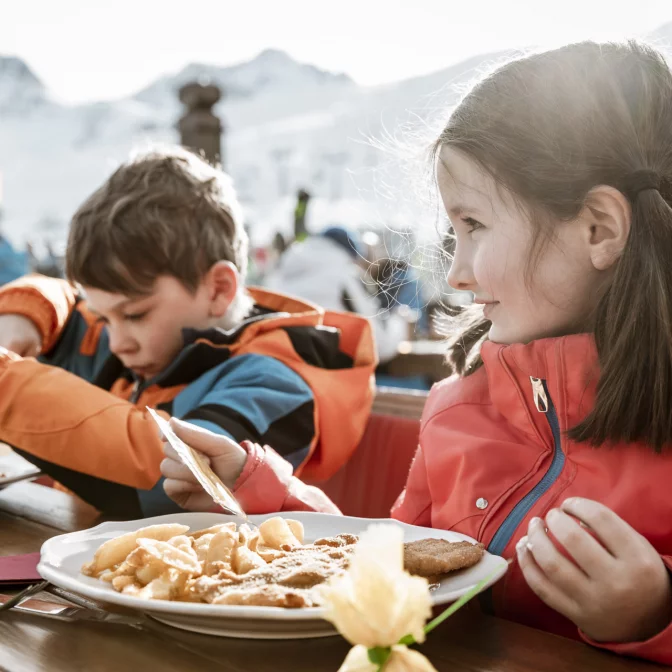 Mittagessen mit der Familie im Skigebiet Sölden