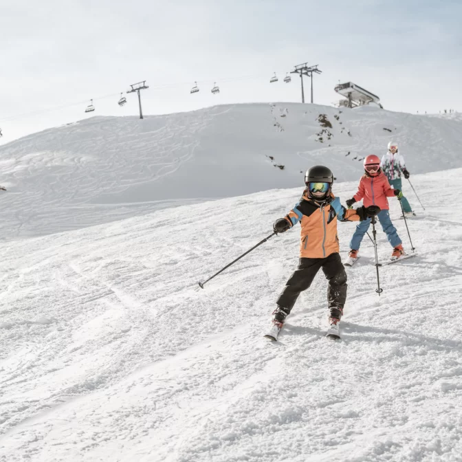 Kinder beim Skifahren in Sölden 