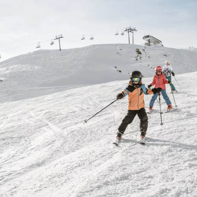 Kinder beim Skifahren in Sölden